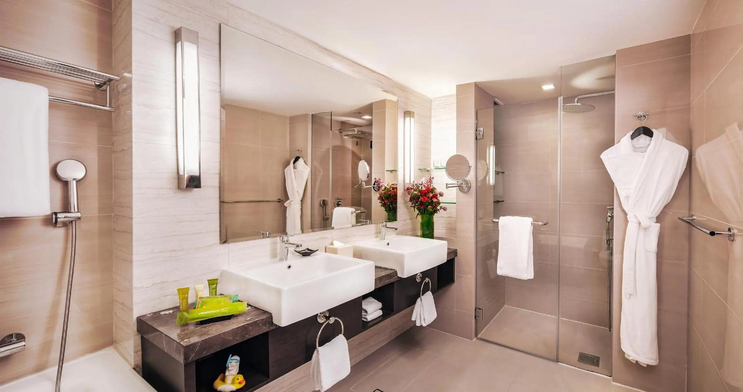 Shower in Royal Plaza on Scotts