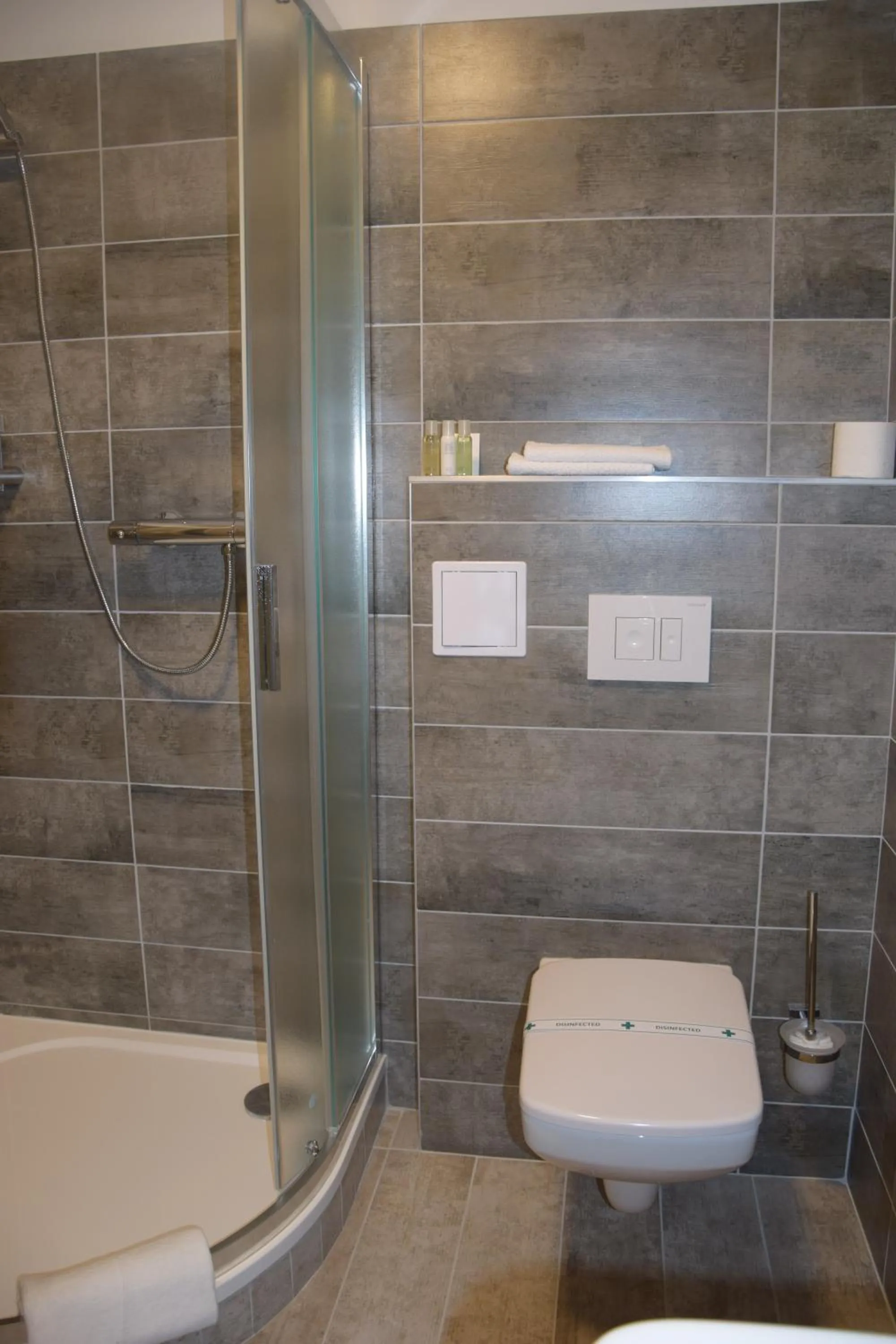 Shower in Hotel Rokiten