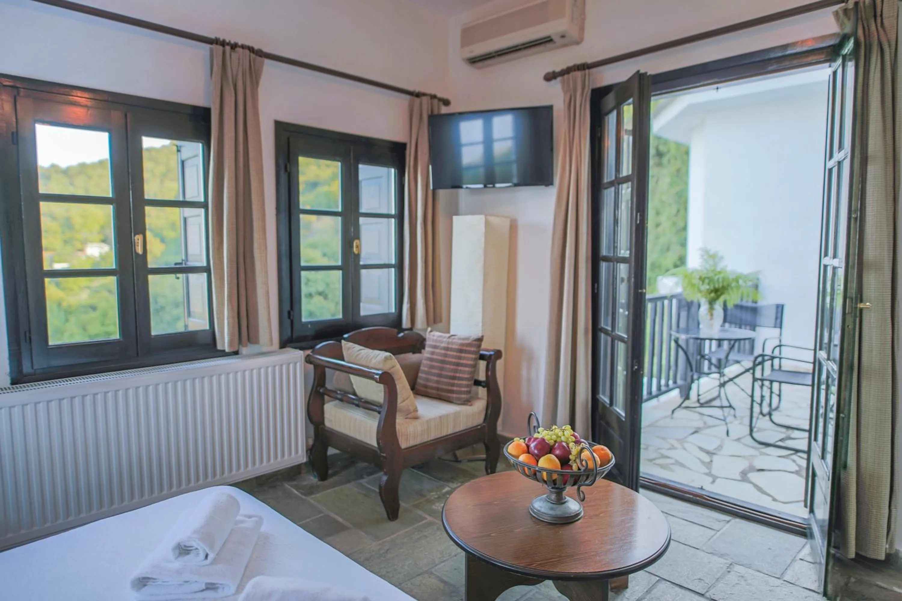 Balcony/Terrace, Bed in Pilio Sea Horizon Hotel