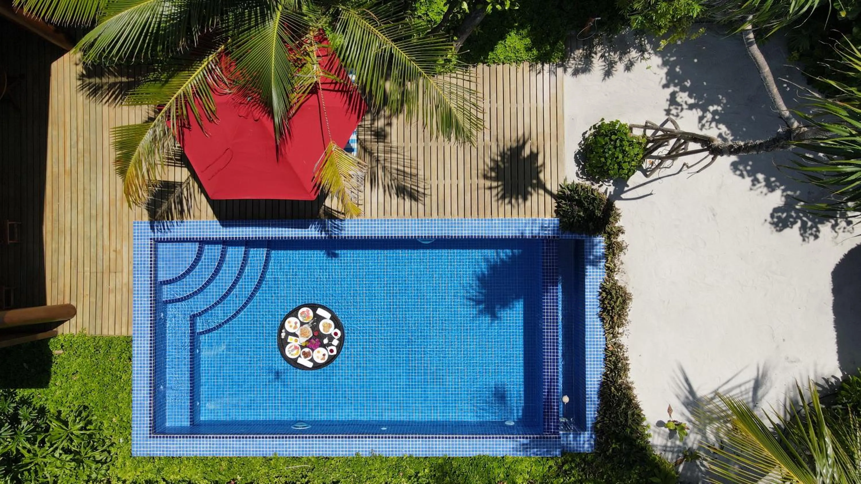 Swimming pool in Reethi Faru Resort