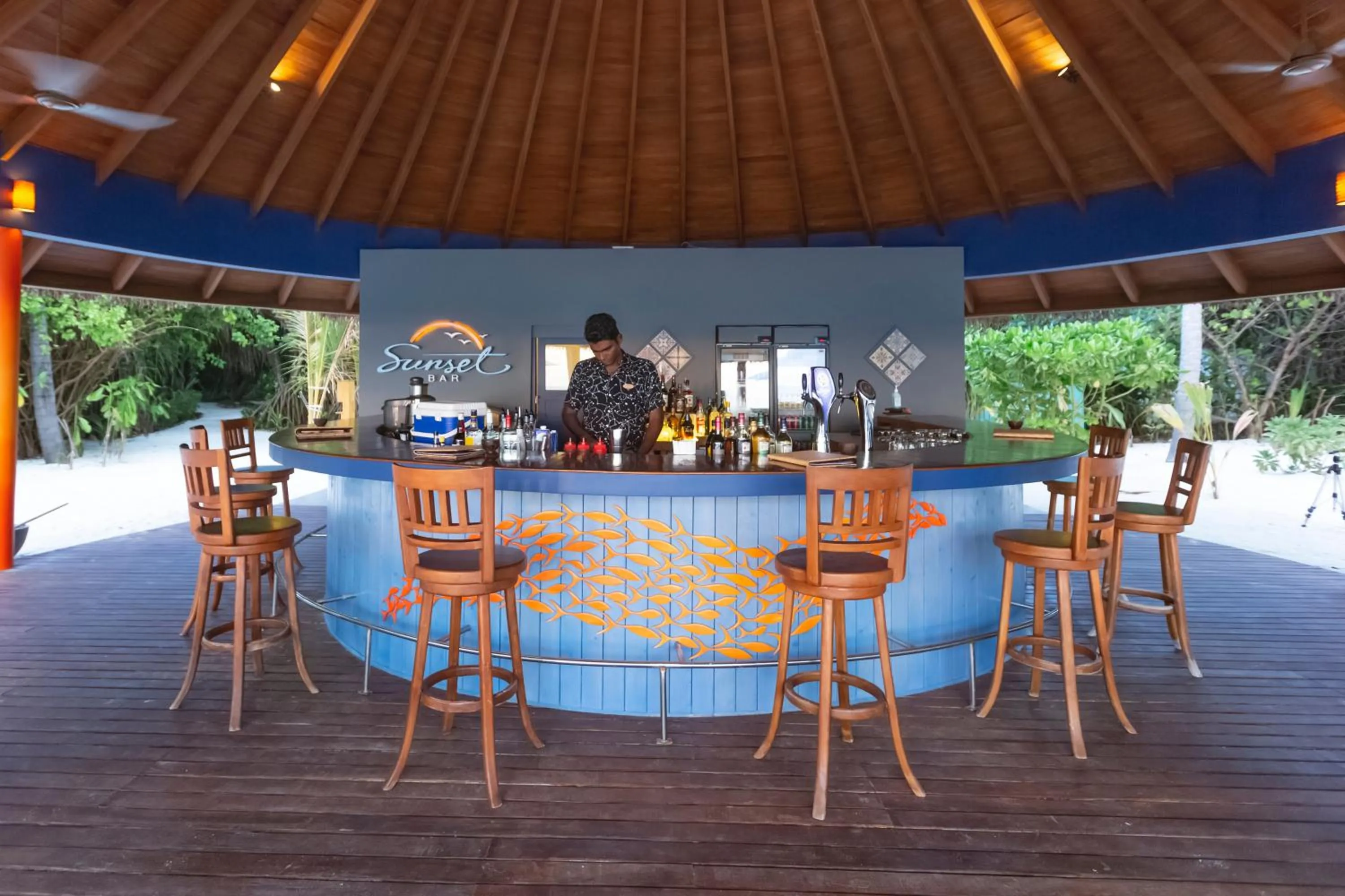 Lounge or bar in Reethi Faru Resort