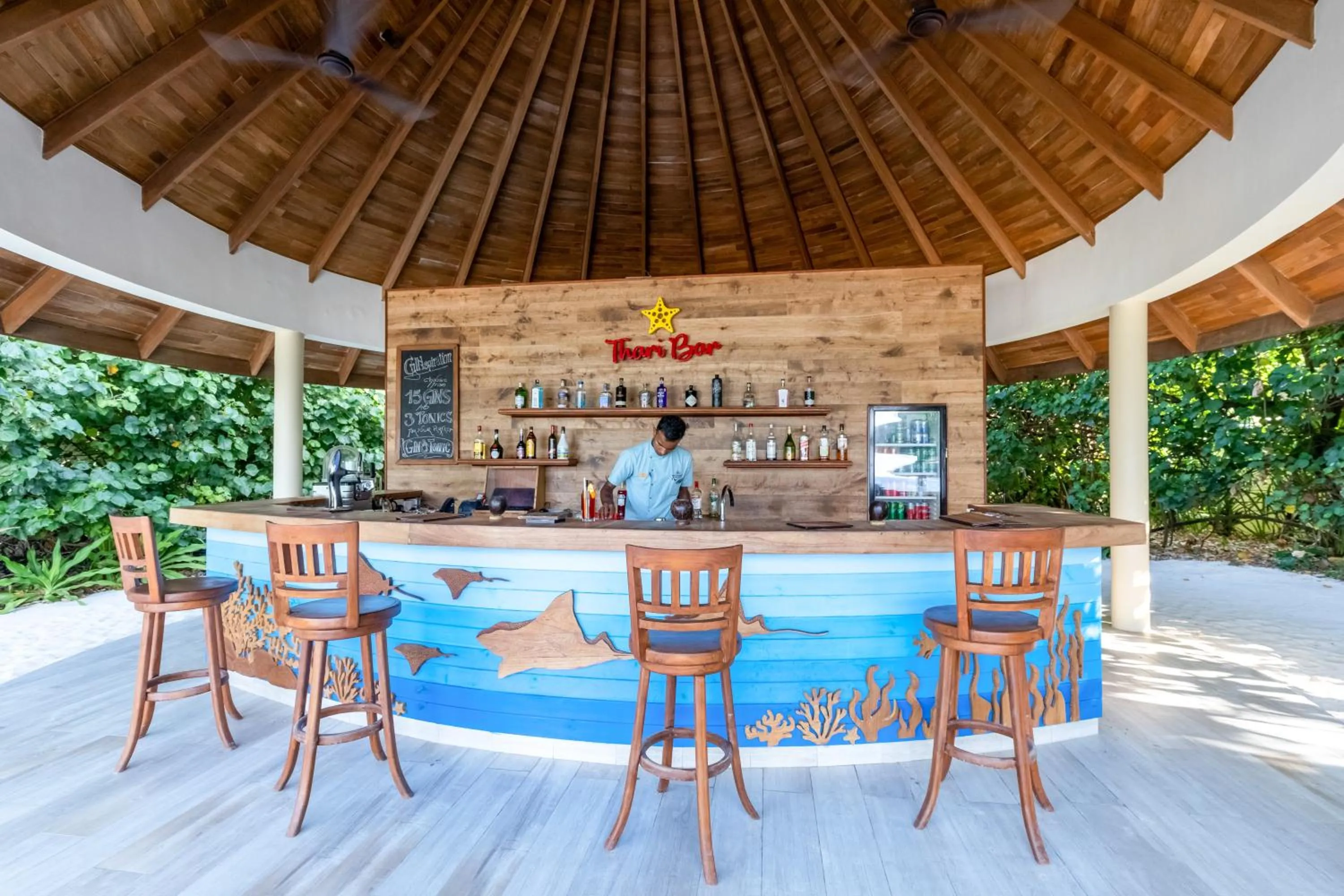 Lounge or bar in Reethi Faru Resort