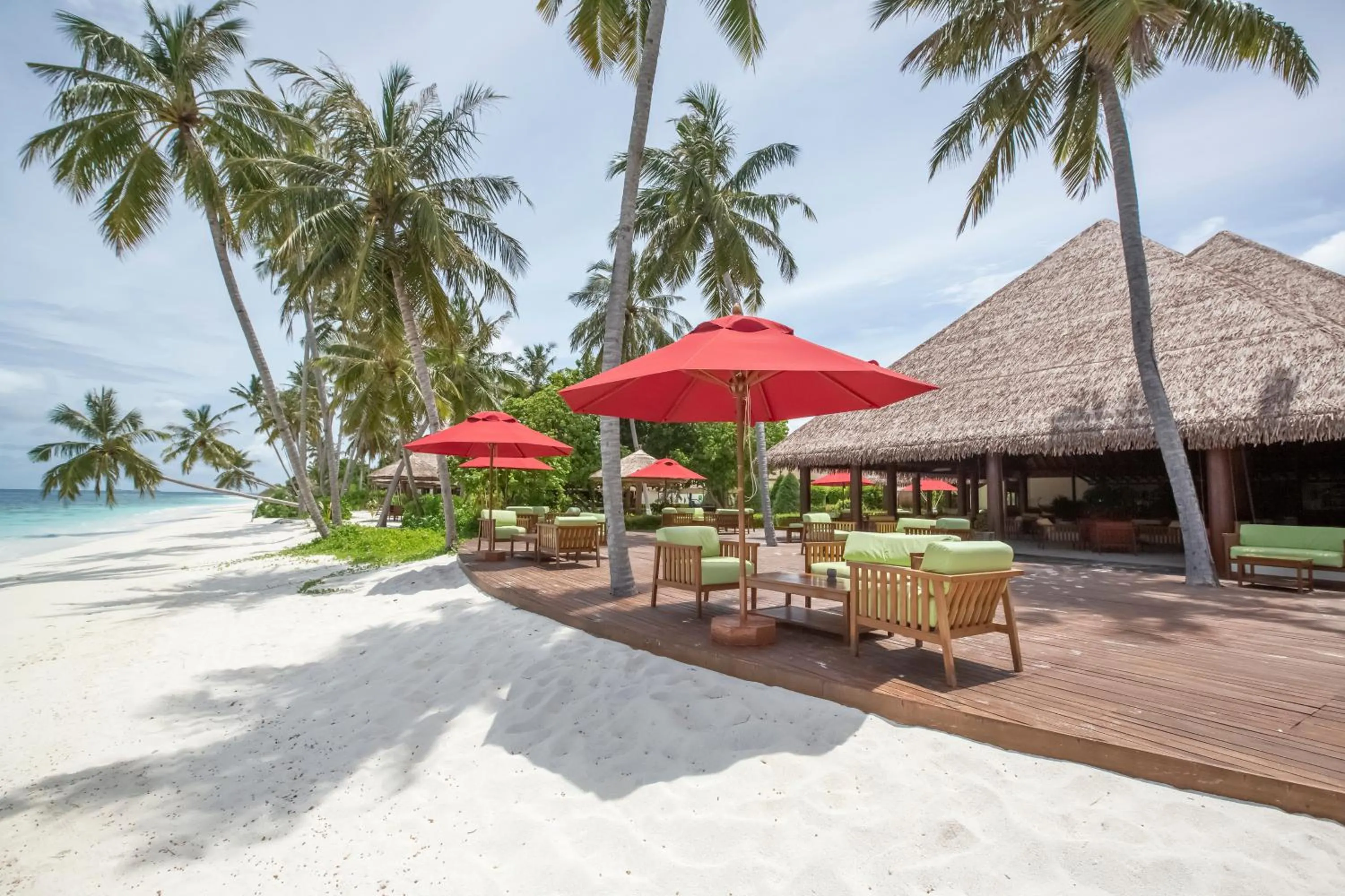 Lounge or bar in Reethi Faru Resort