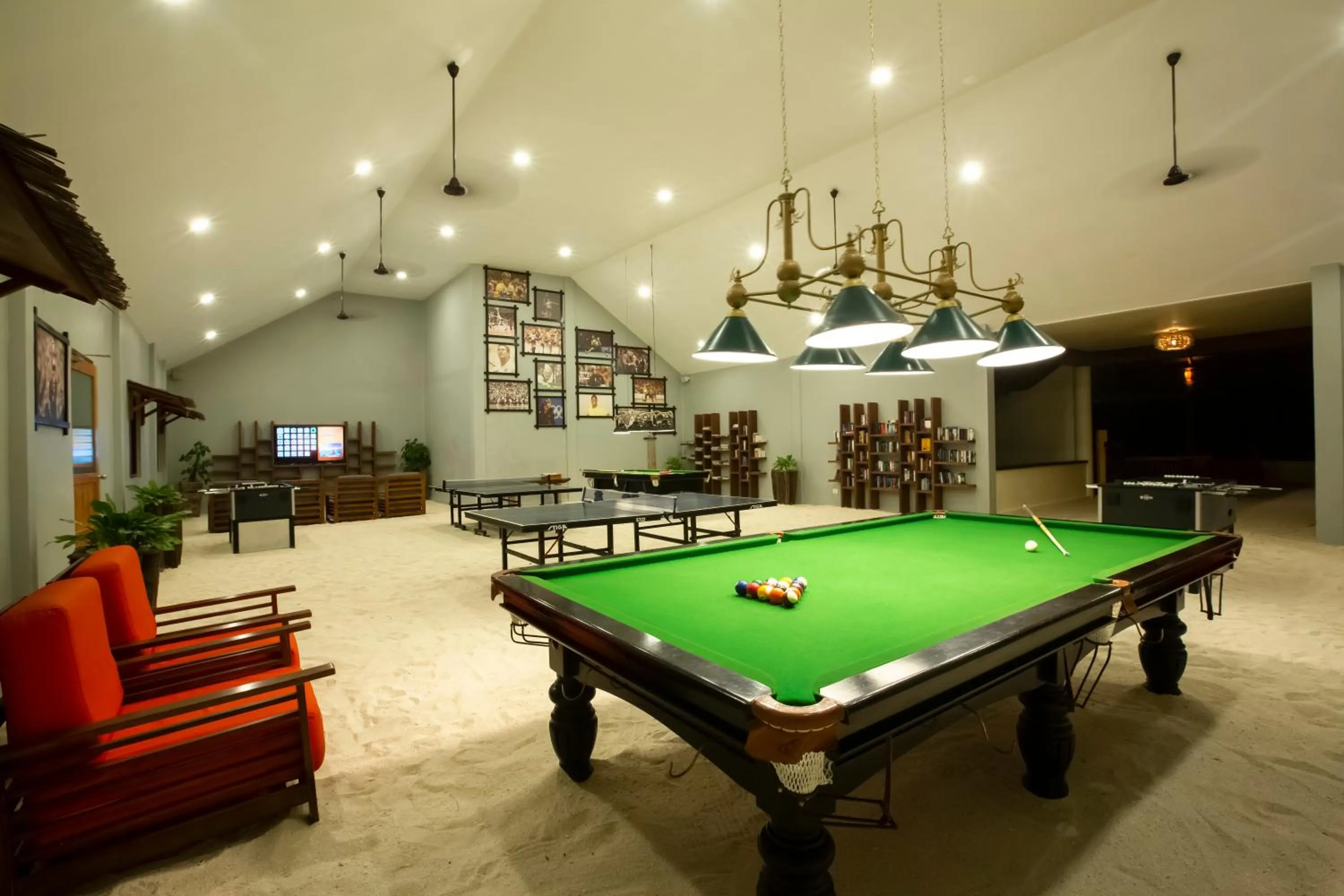 Lounge or bar in Reethi Faru Resort