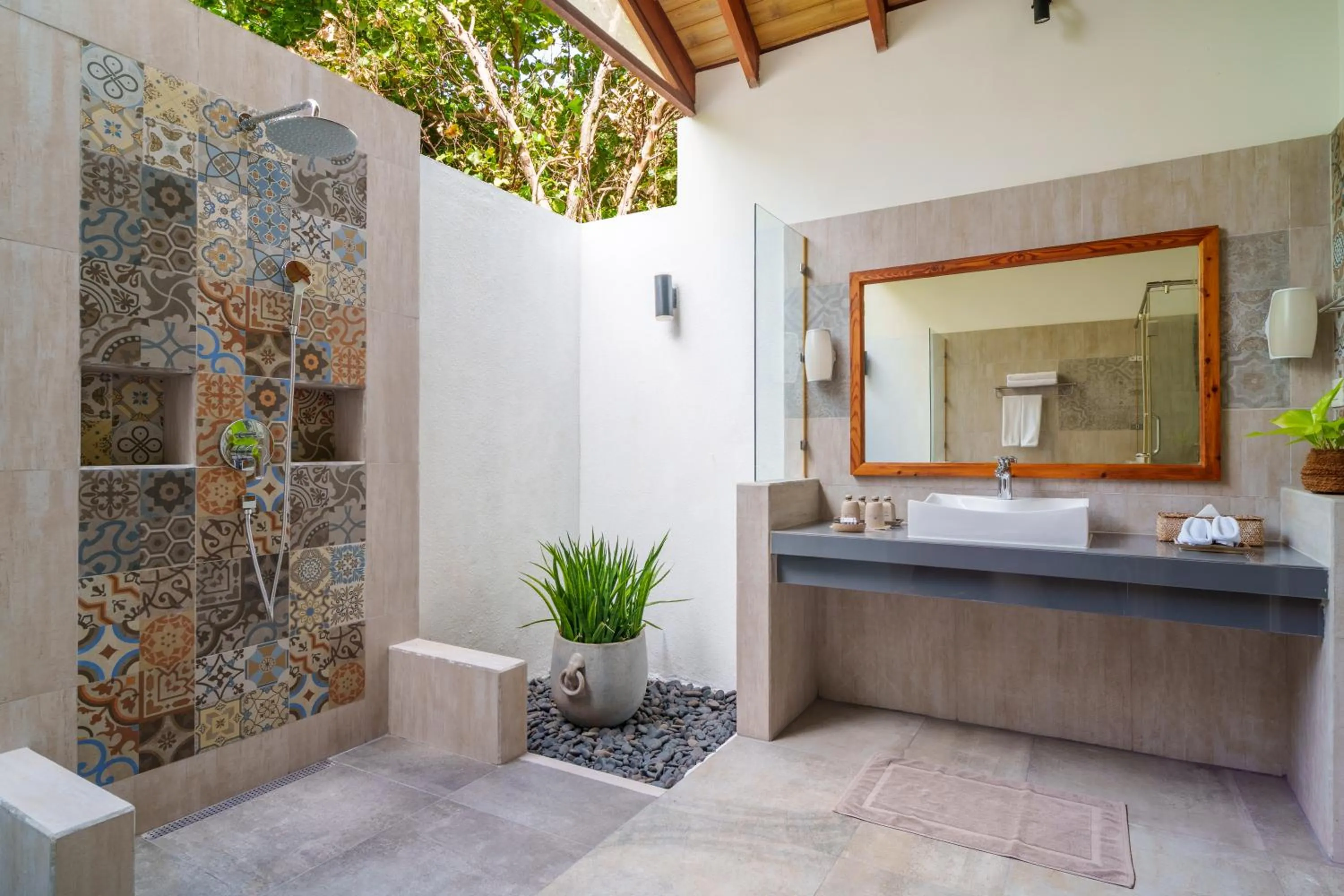 Shower in Reethi Faru Resort