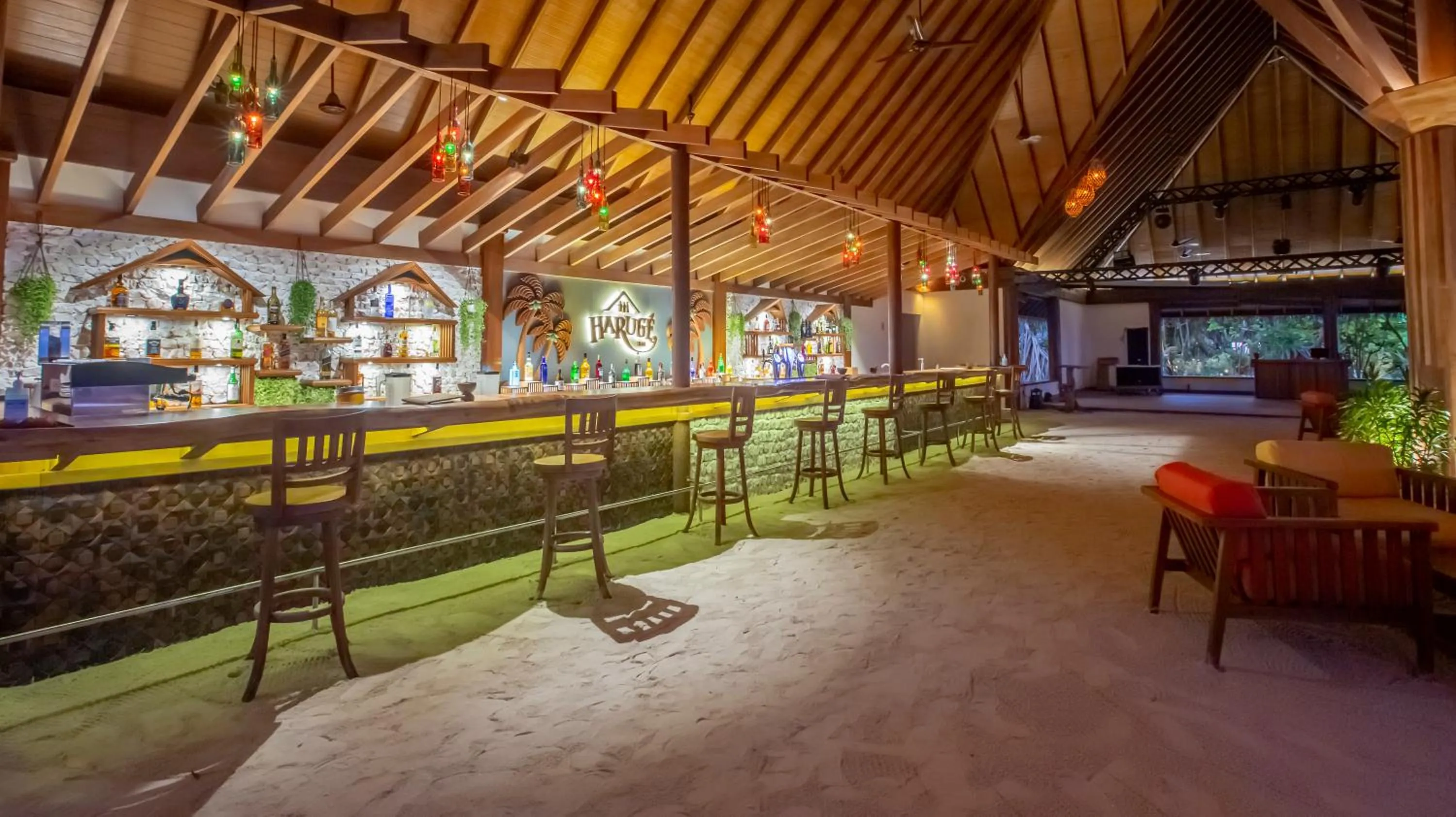 Lounge or bar in Reethi Faru Resort