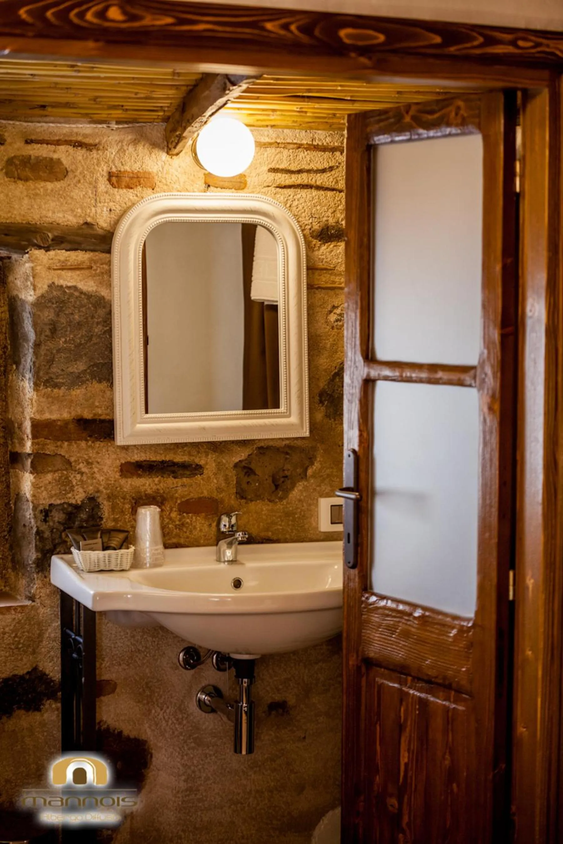 Bathroom in Albergo Diffuso Mannois