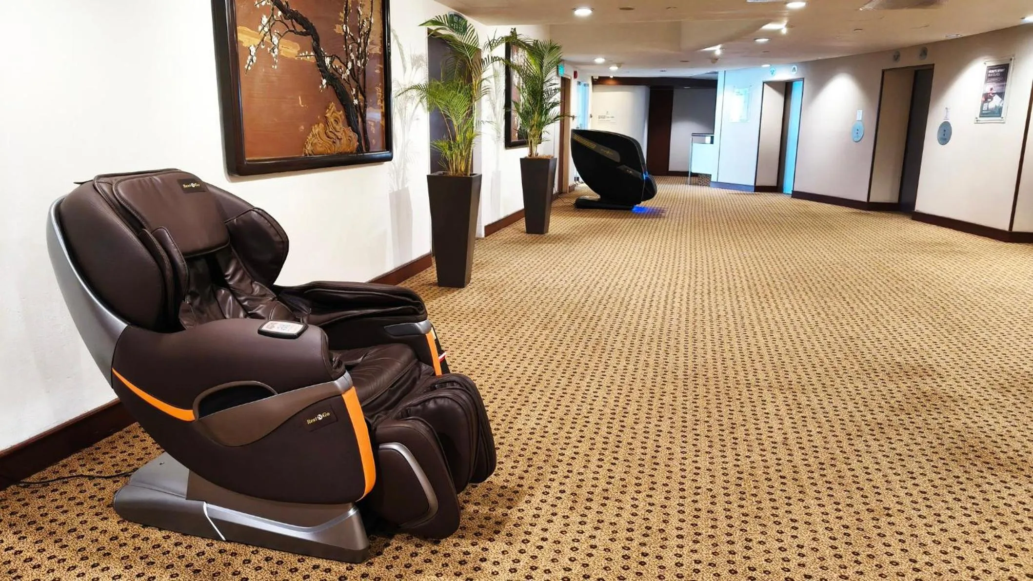 Lobby or reception in Holiday Inn Singapore Atrium by IHG