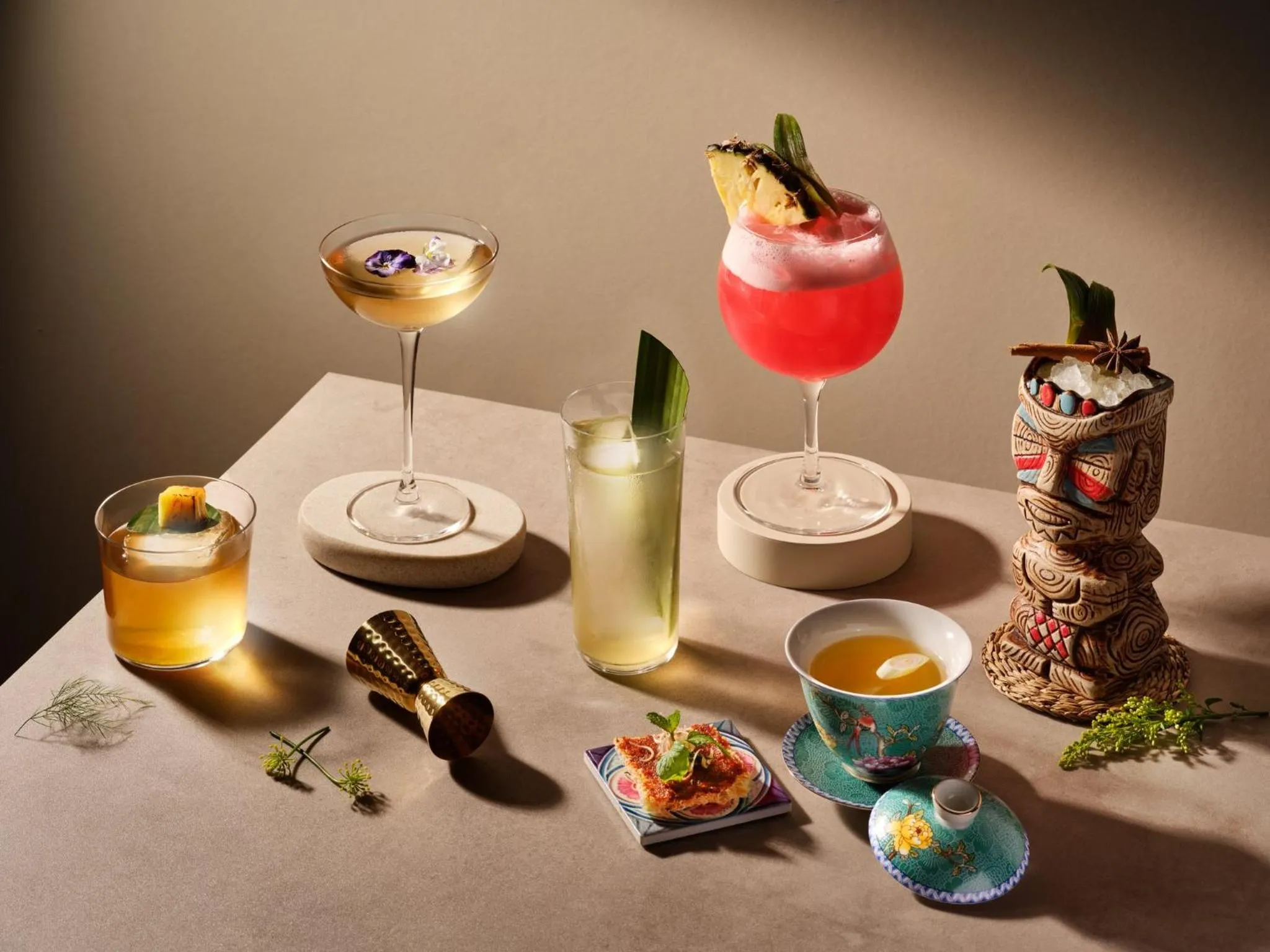 Lounge or bar in Holiday Inn Singapore Atrium by IHG