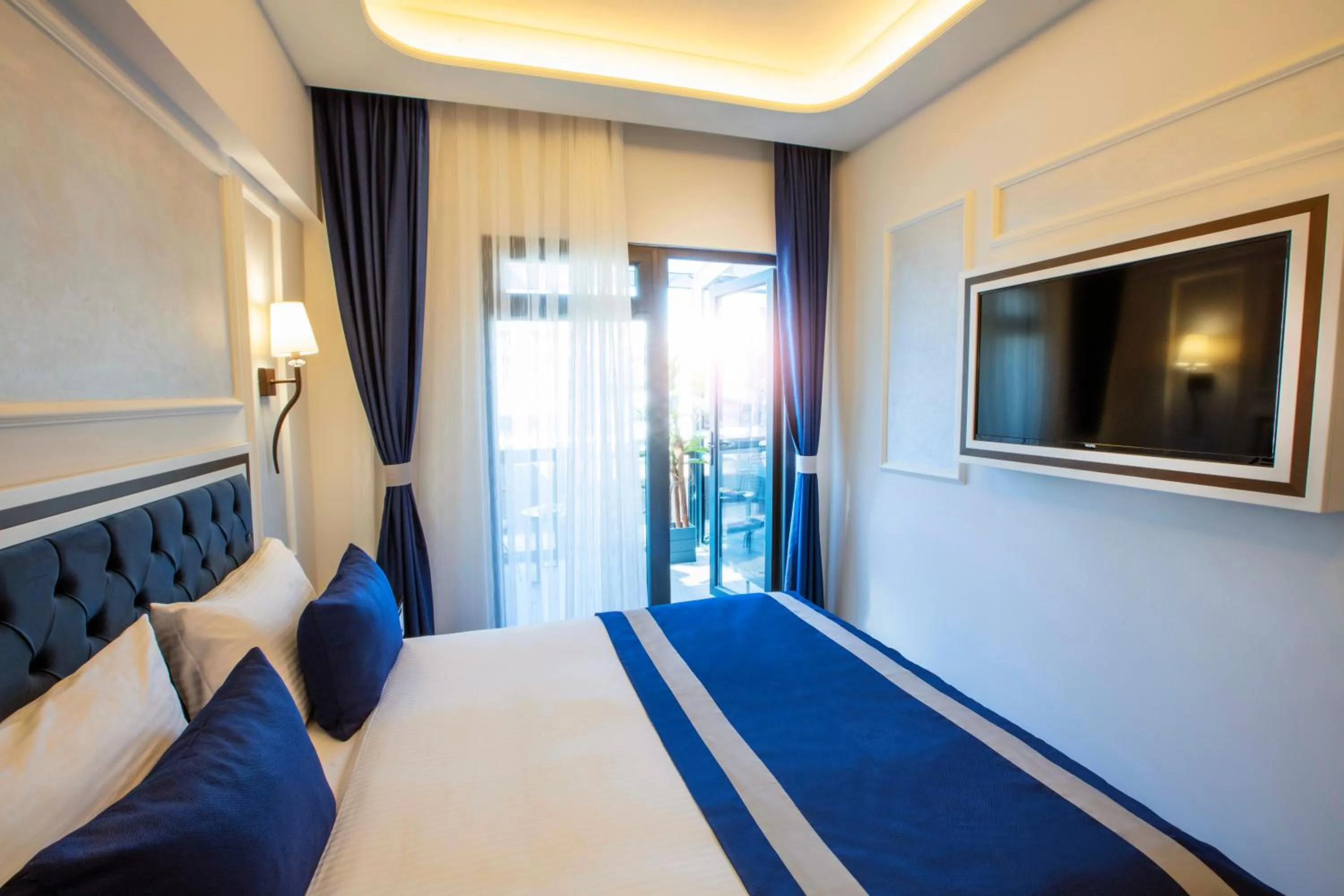 Communal lounge/ TV room, Bed in Endican Beyazit Hotel