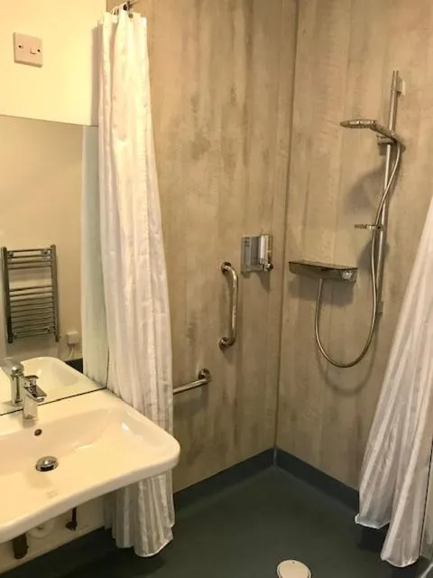 Shower in Lunan House