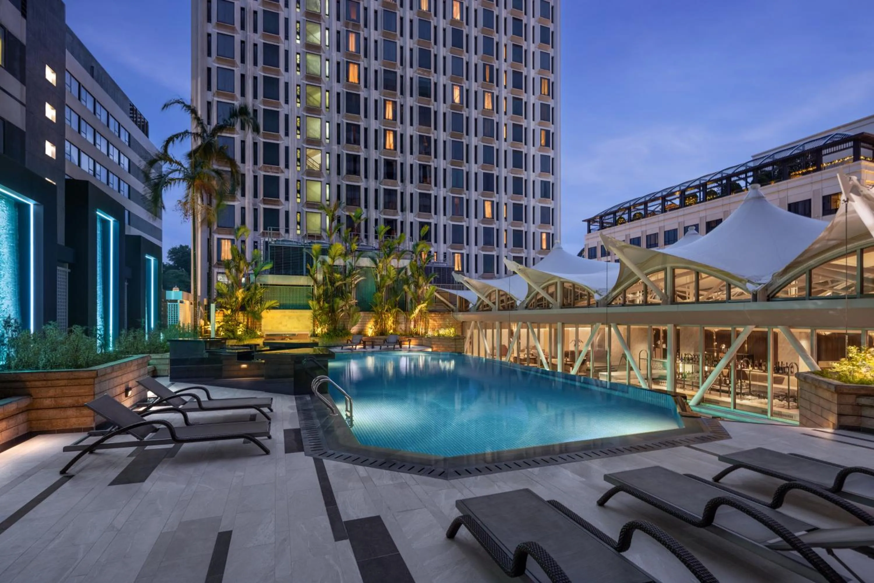 Swimming pool in Wyndham Singapore Hotel