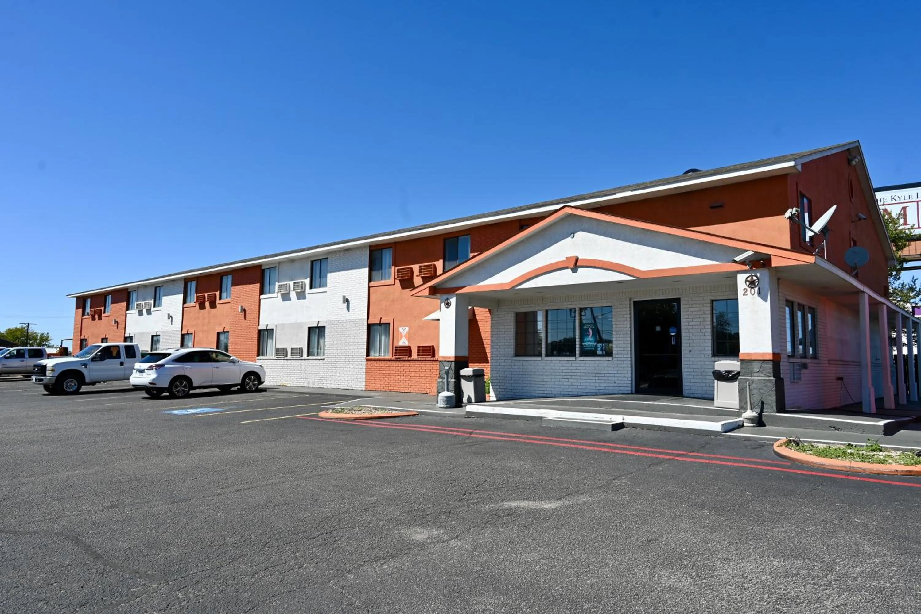 Property building in Howard Johnson by Wyndham Near Schlitterbahn