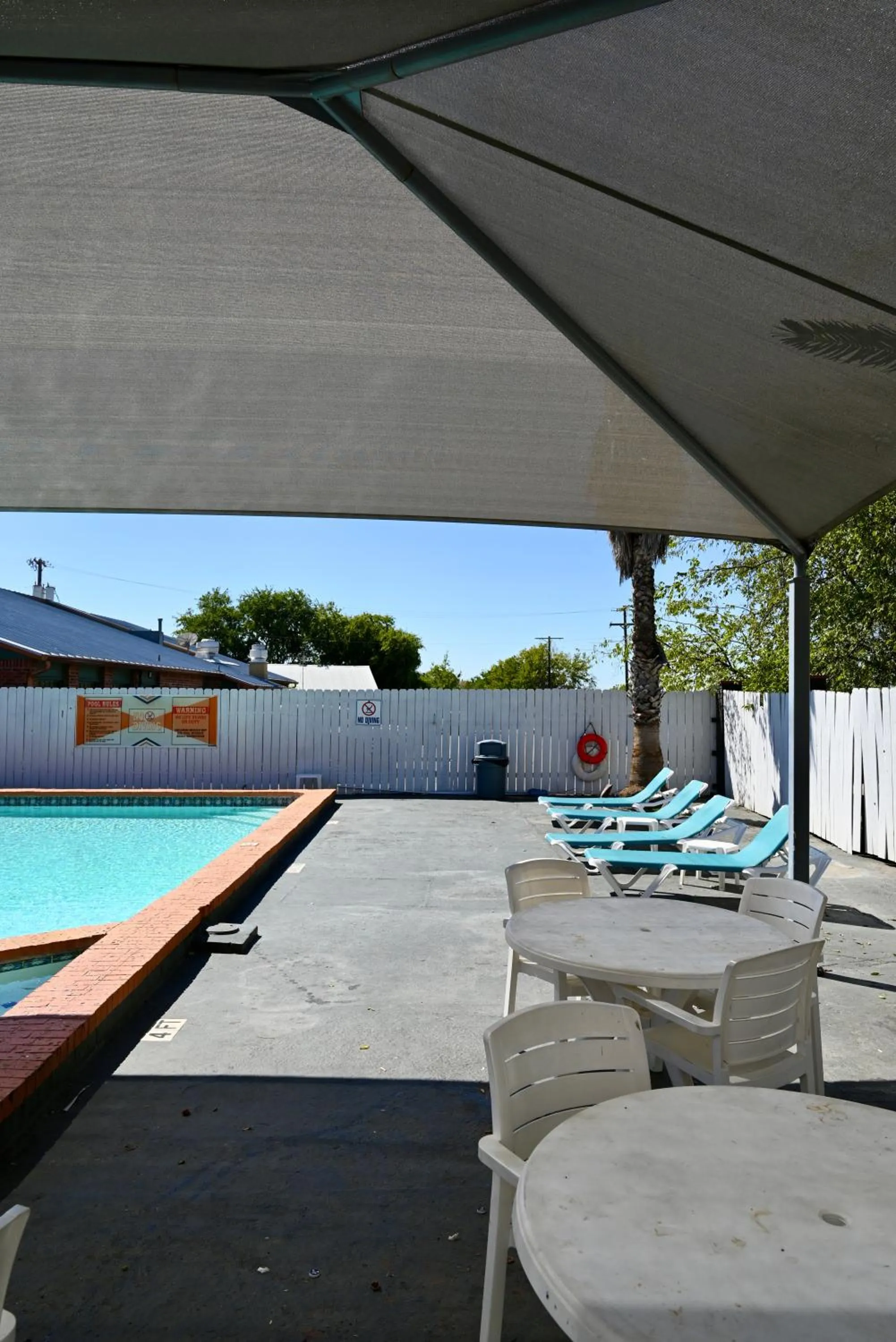 Swimming pool in Howard Johnson by Wyndham Near Schlitterbahn
