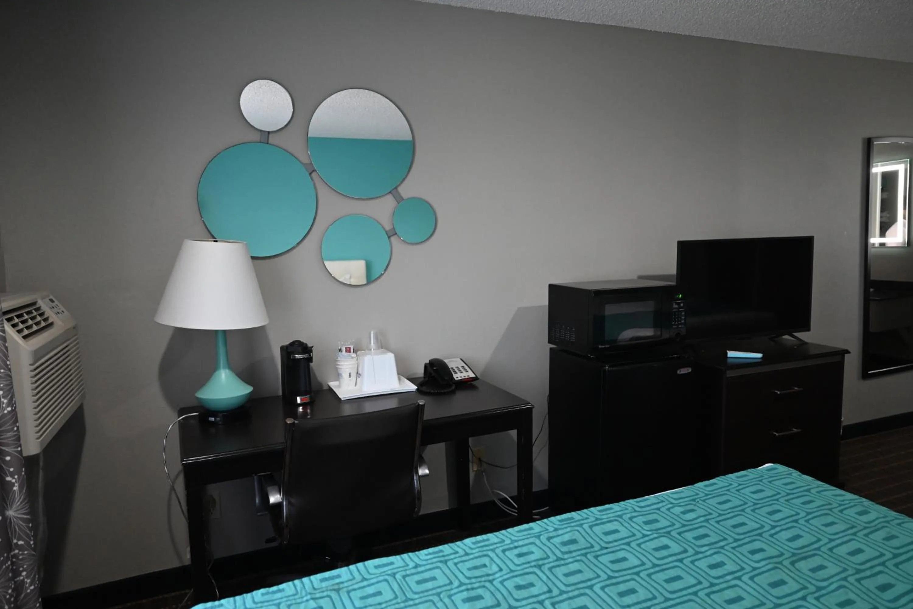 hair dresser, Bed in Howard Johnson by Wyndham Near Schlitterbahn