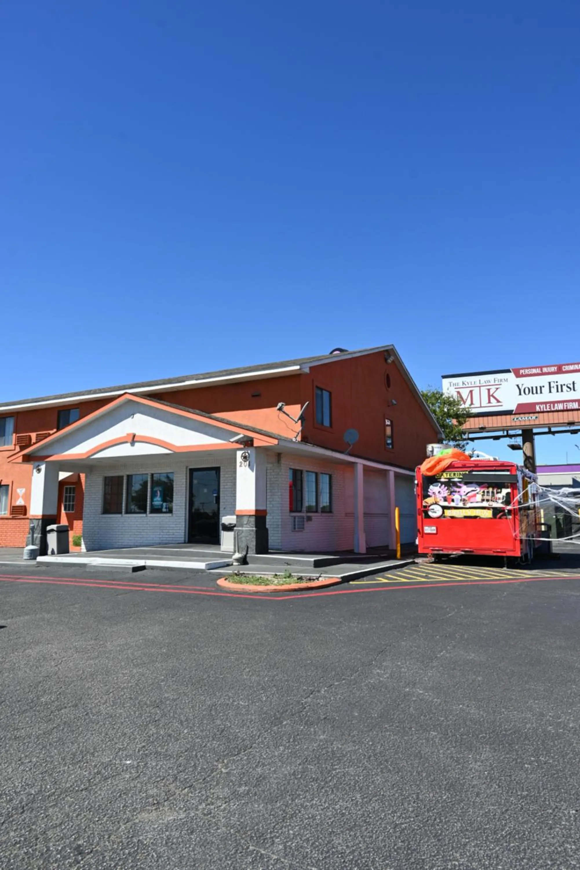 Property building in Howard Johnson by Wyndham Near Schlitterbahn