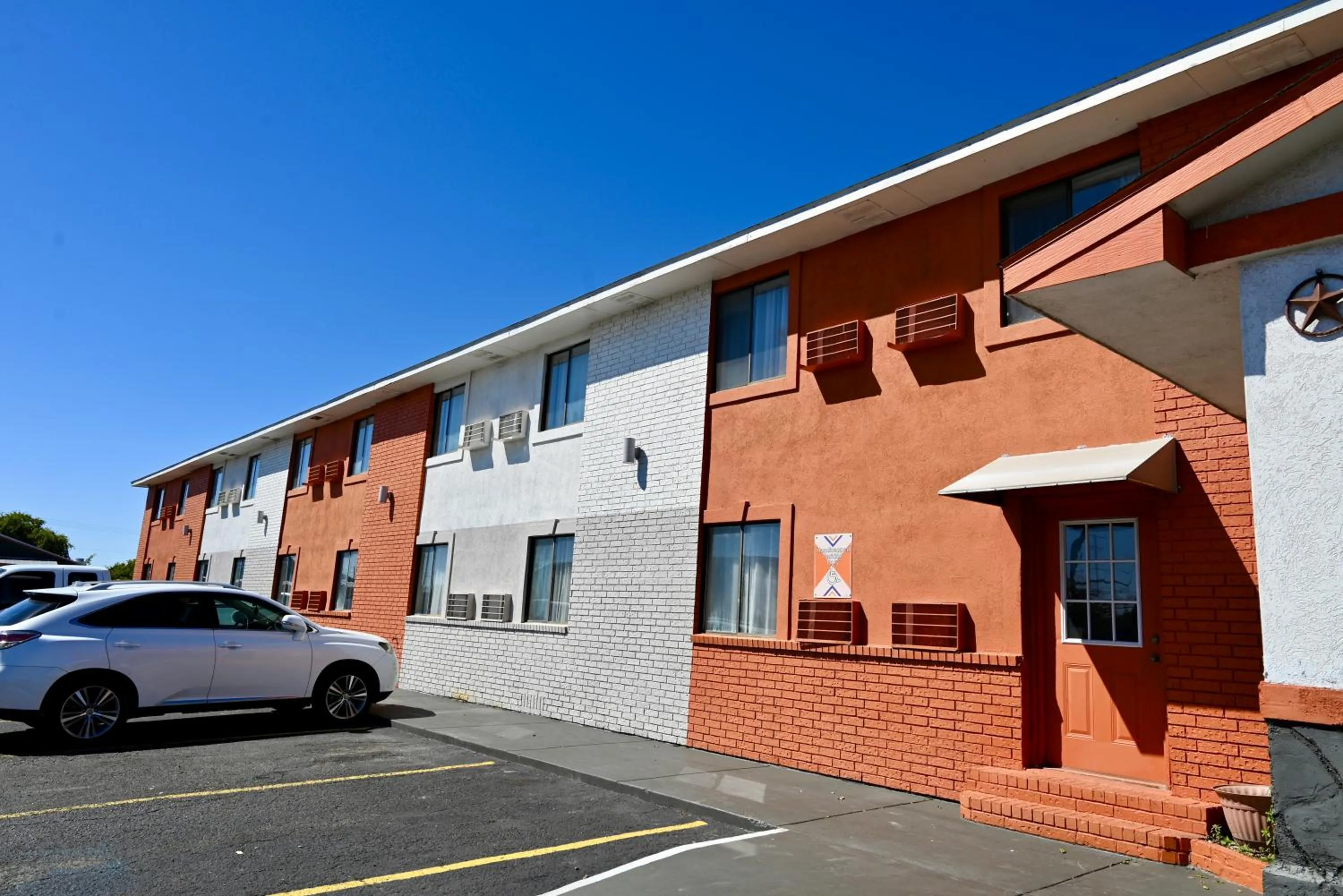 Property building in Howard Johnson by Wyndham Near Schlitterbahn