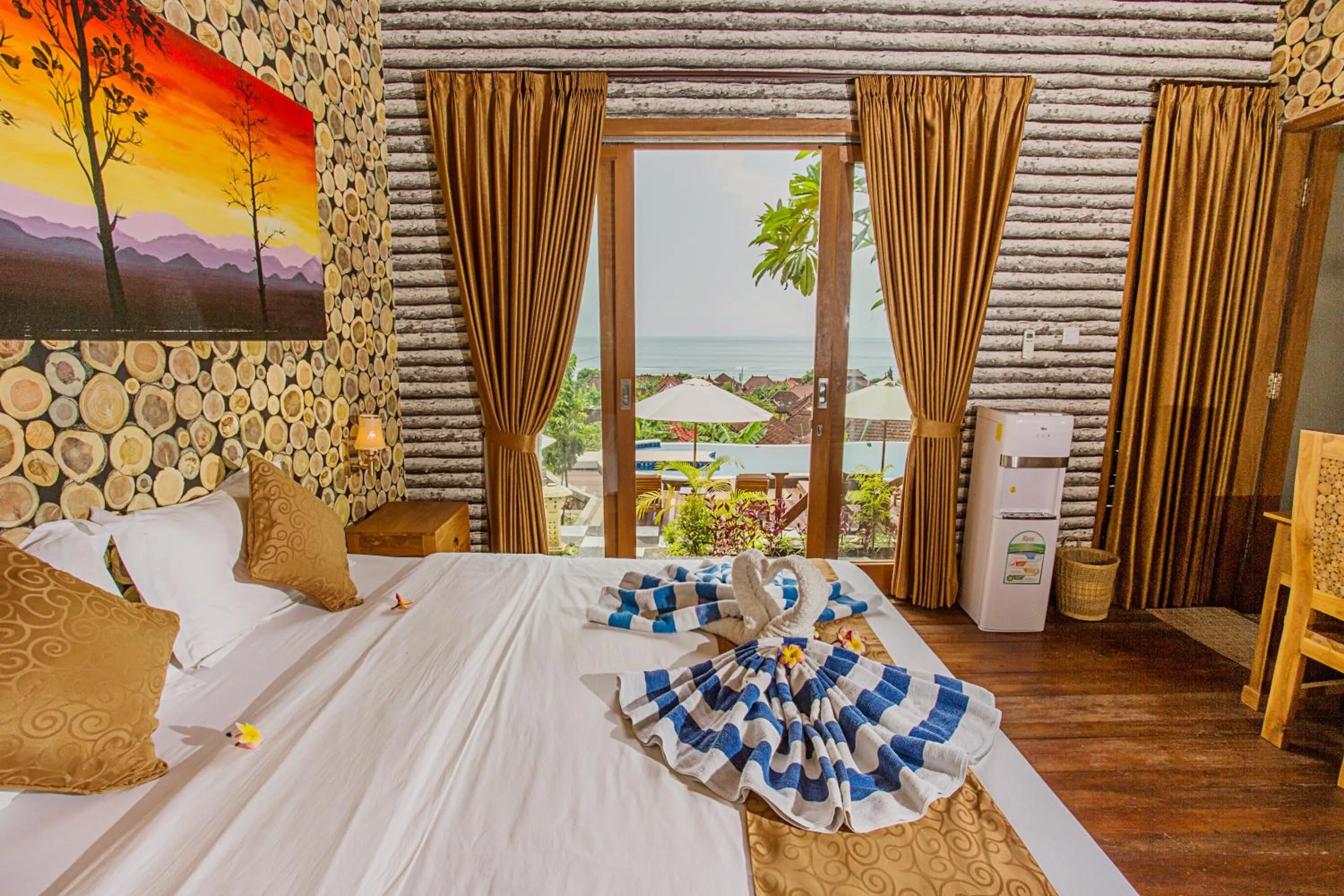 Shower, Bed in Kabeh Jati Garden Villa & Restaurant