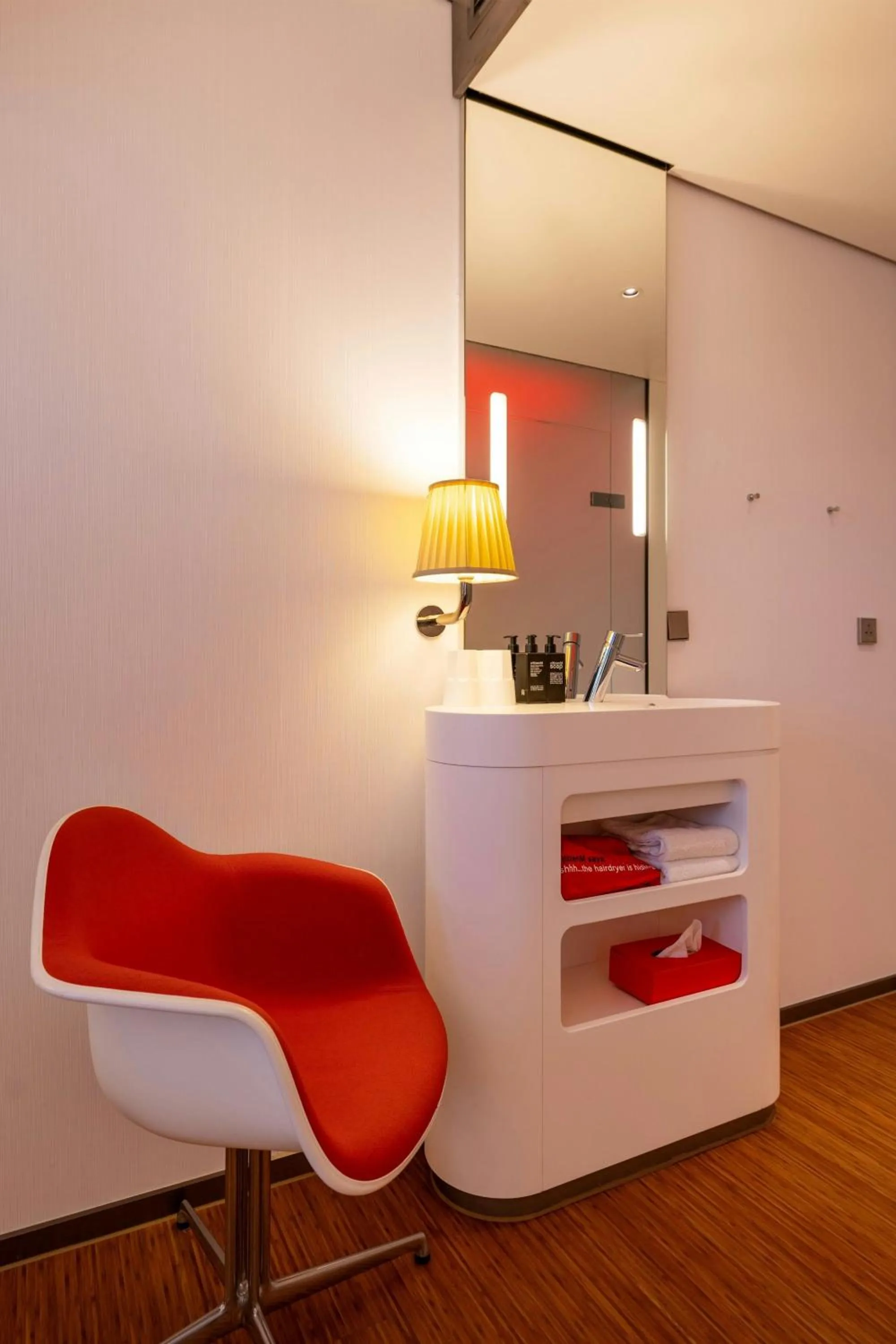 Bedroom in citizenM Glasgow