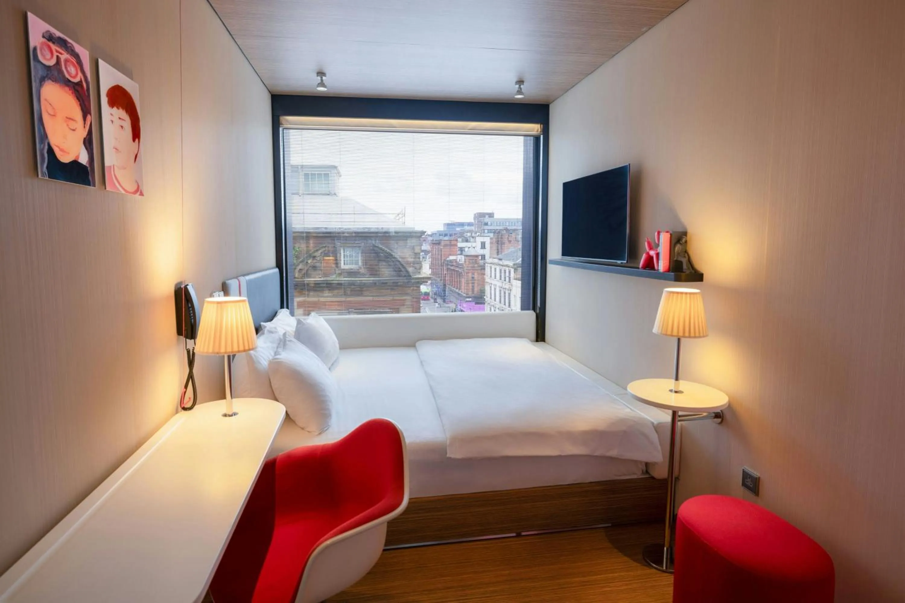 Photo of the whole room, Bed in citizenM Glasgow