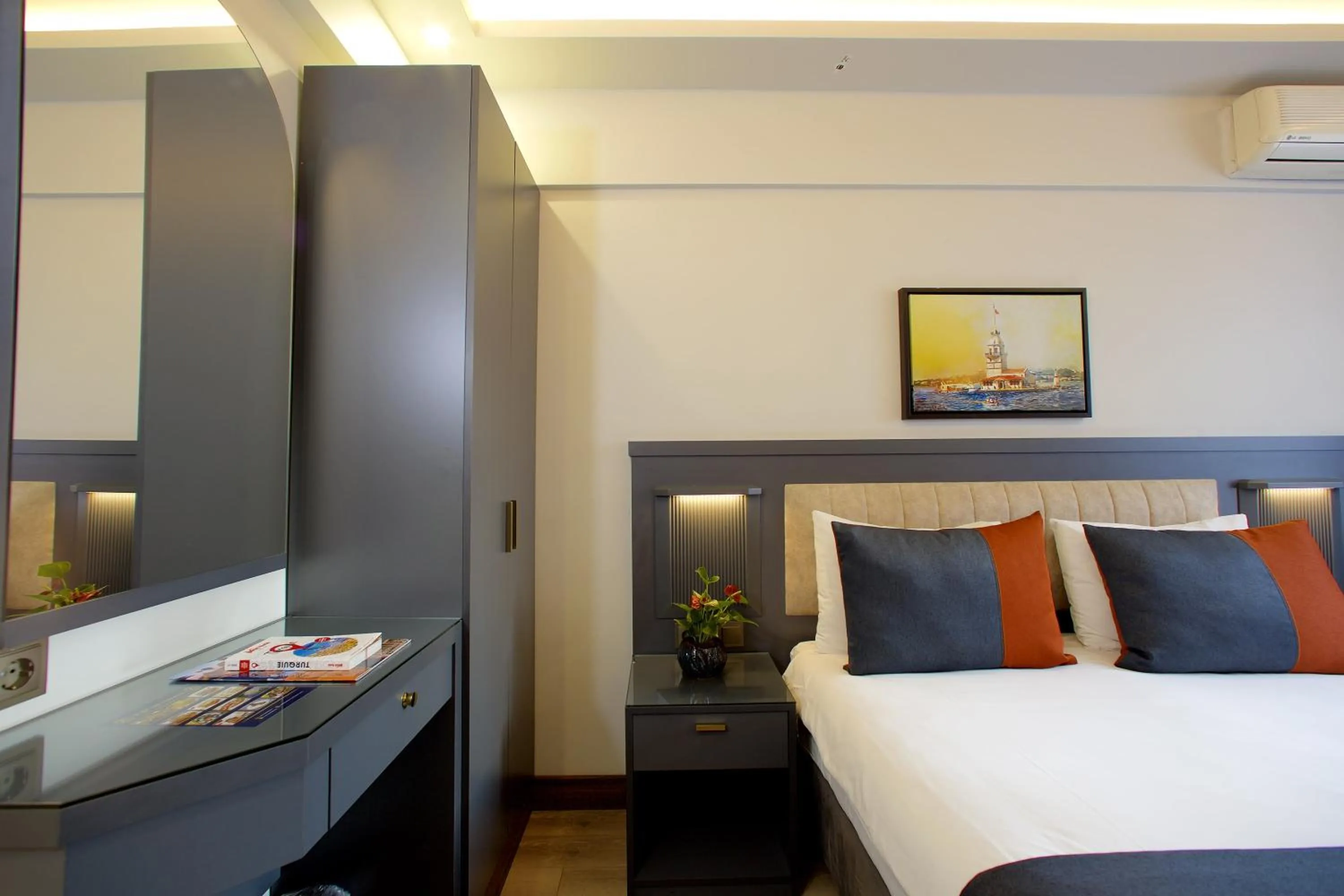 Photo of the whole room, Bed in Hotel Eyfel