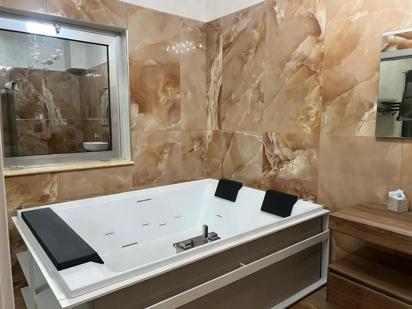 Hot Tub in Villa Alisia