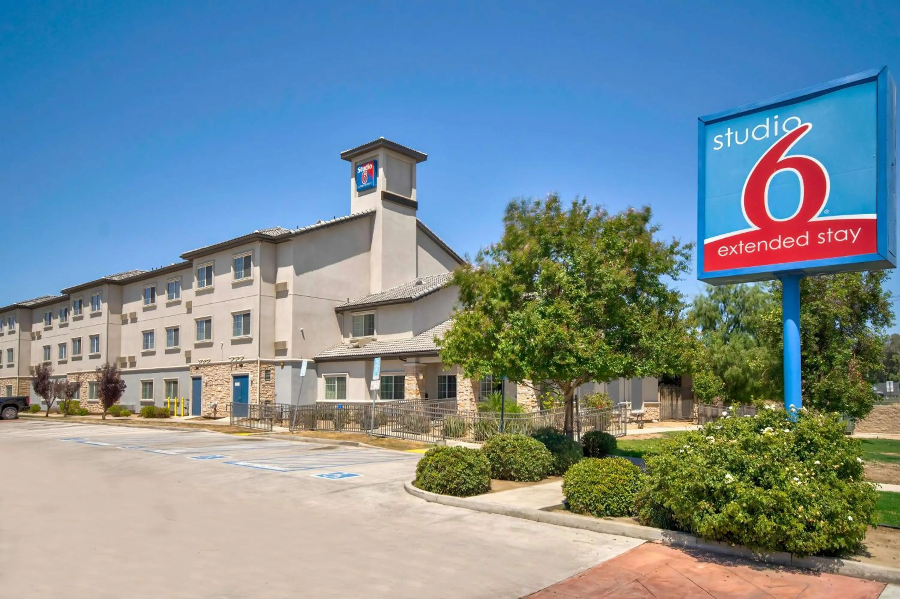 Property building in Studio 6-Bakersfield, CA