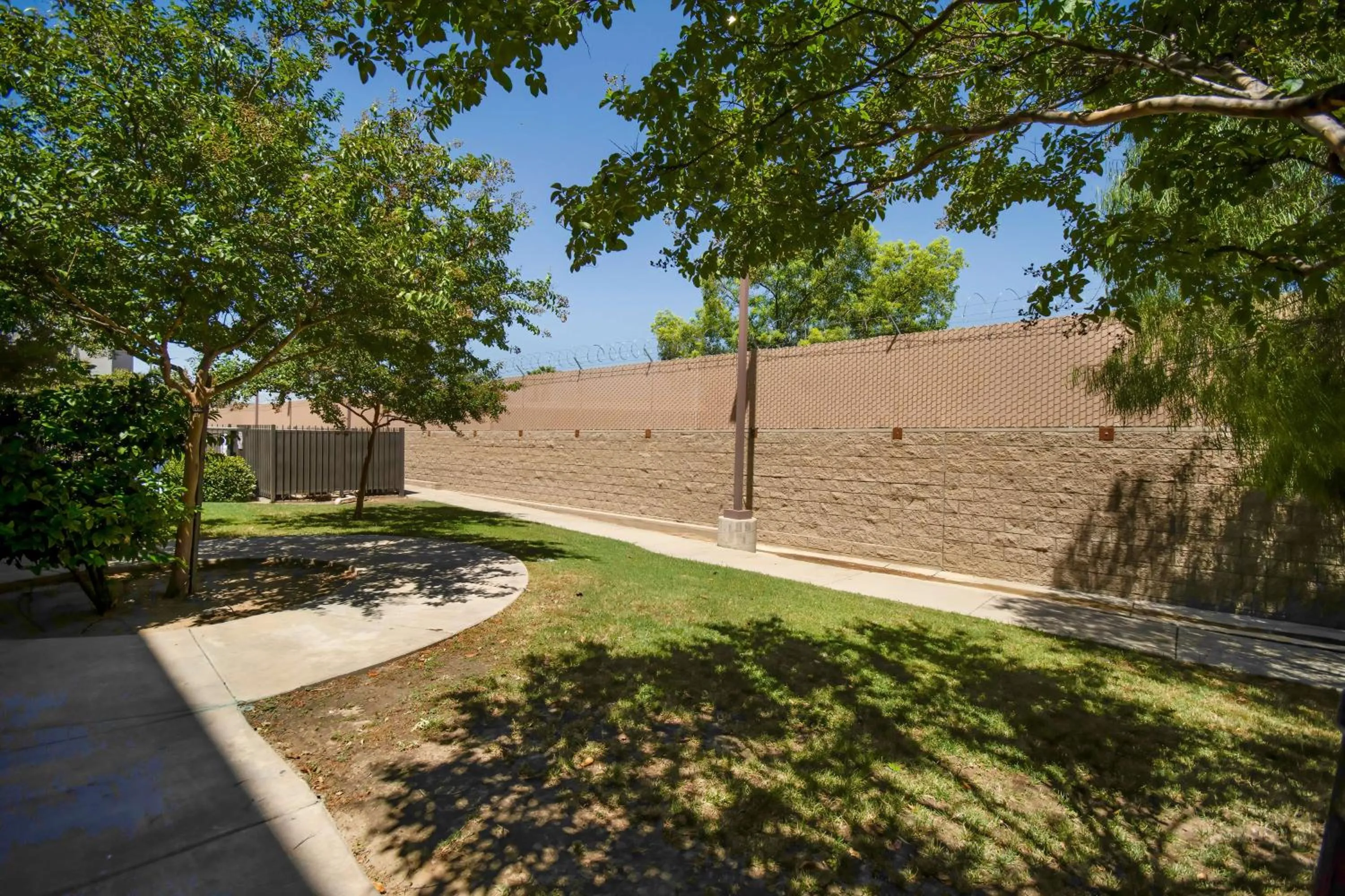 Property building in Studio 6-Bakersfield, CA