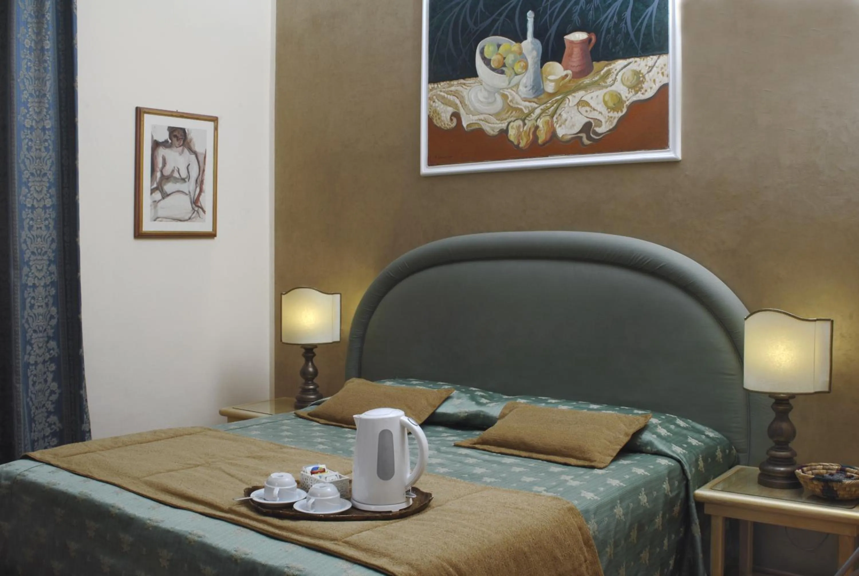 Photo of the whole room, Bed in Relais Dante e Beatrice