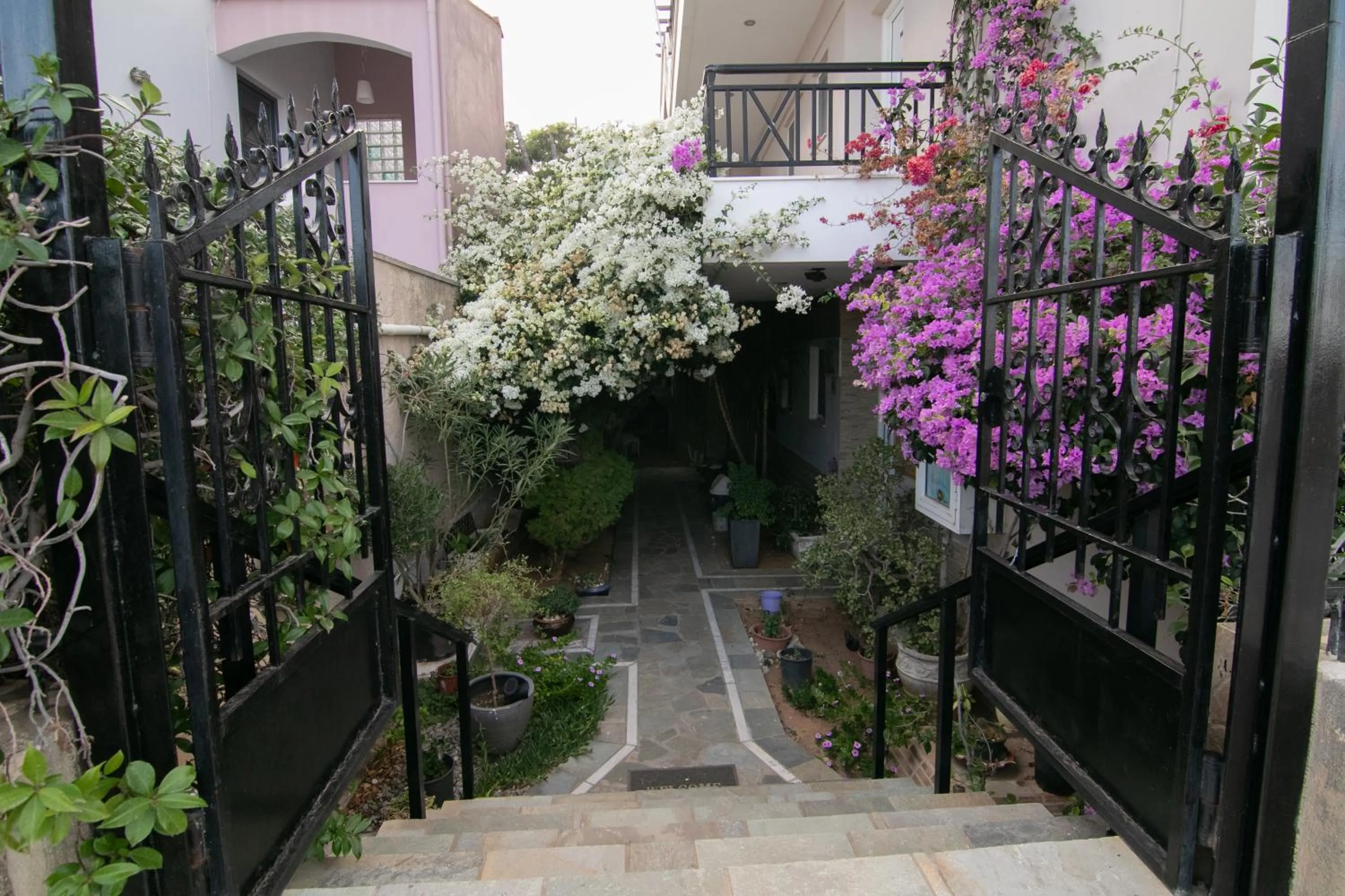 Malvasia Corner Studios - ex Romeo's House