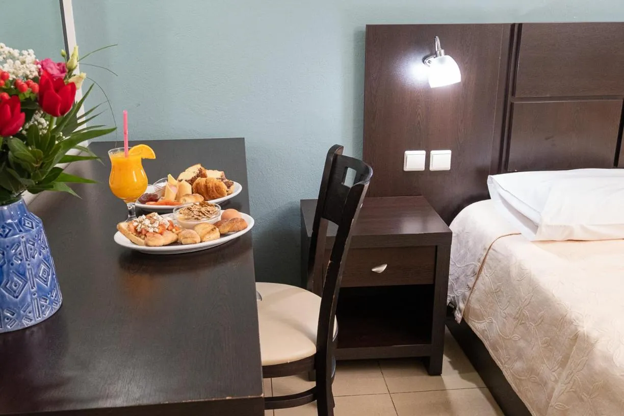 Photo of the whole room, Bed in Democritus