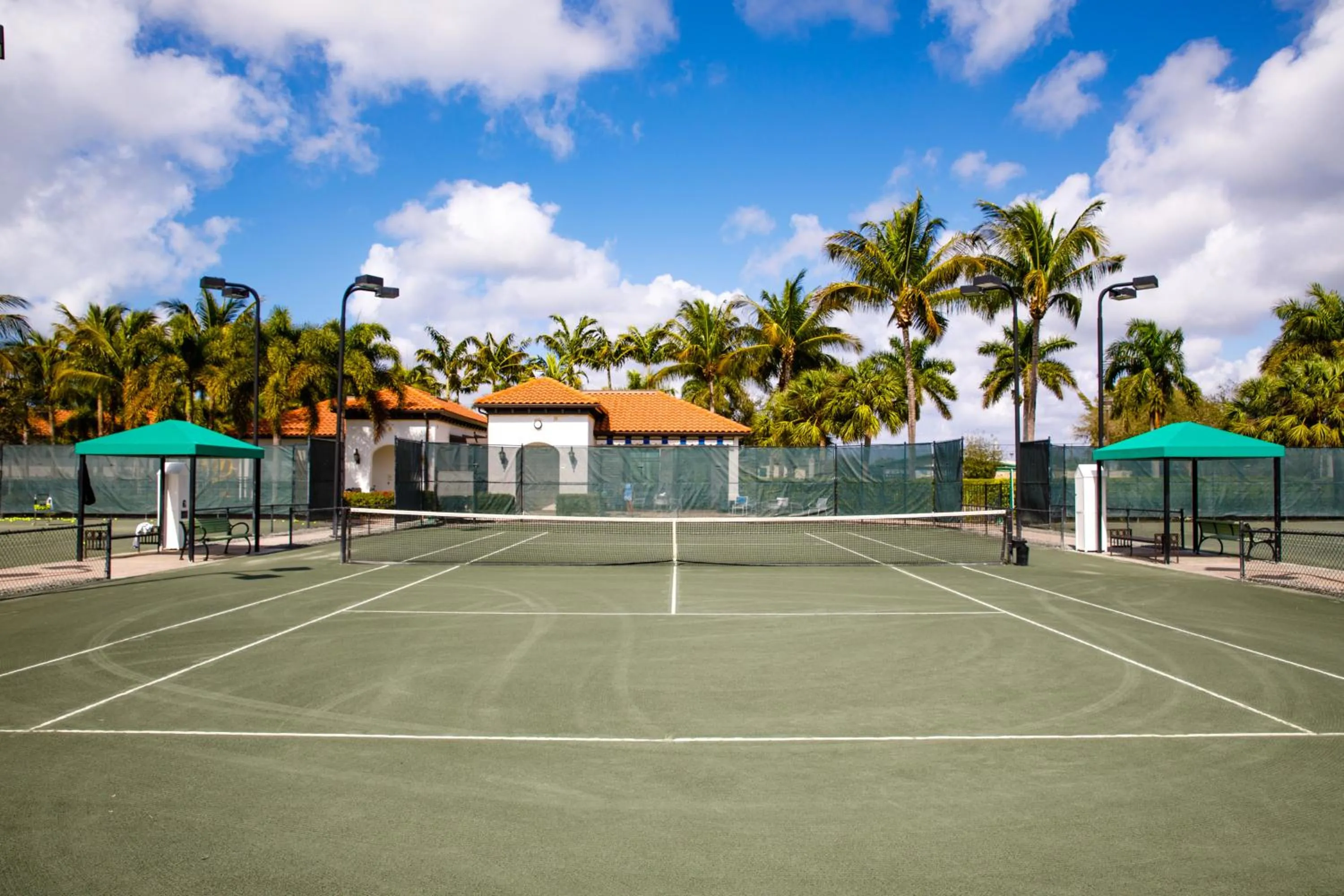 Tennis court in Naples Bay Resort and Marina