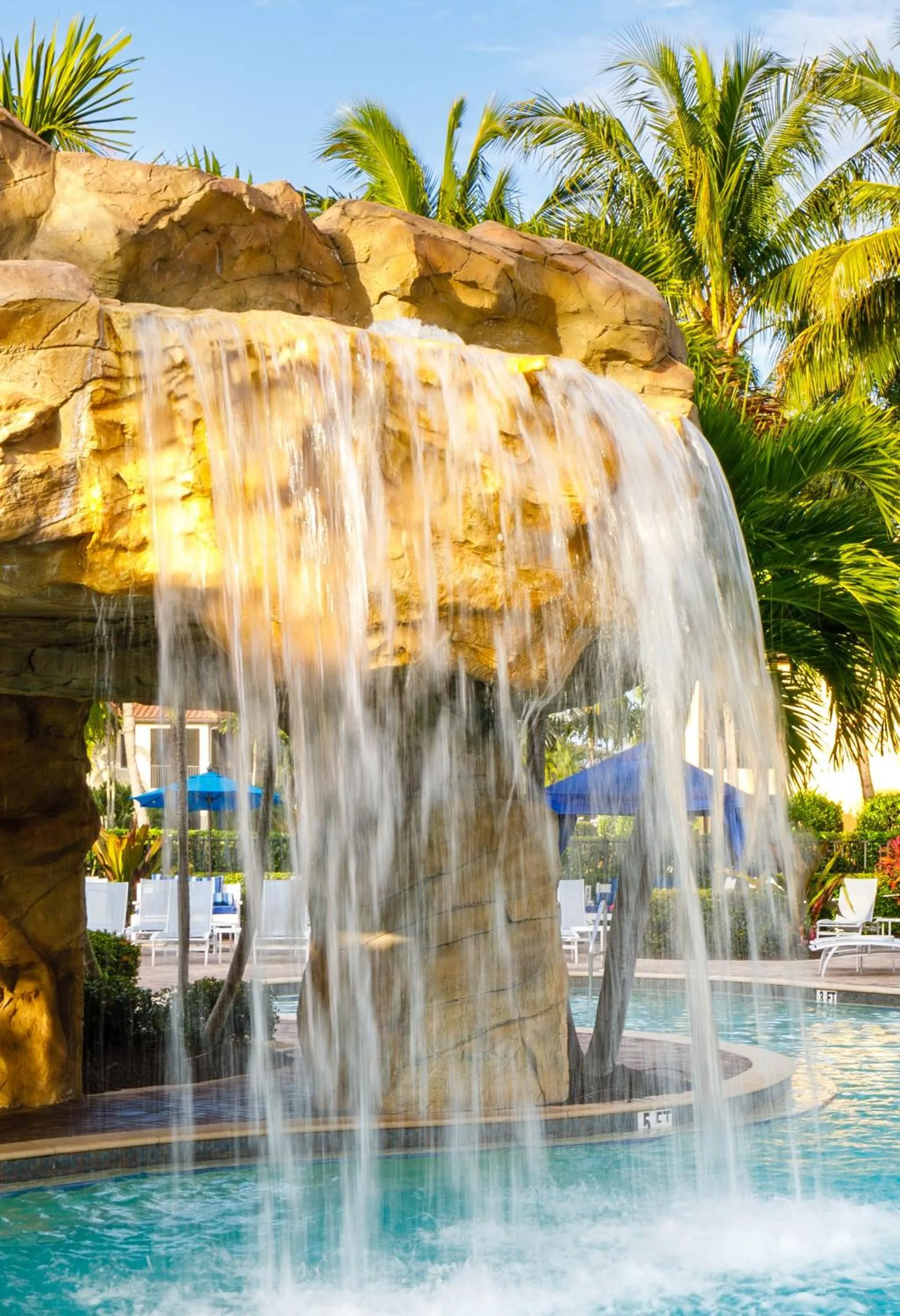 Swimming pool in Naples Bay Resort and Marina