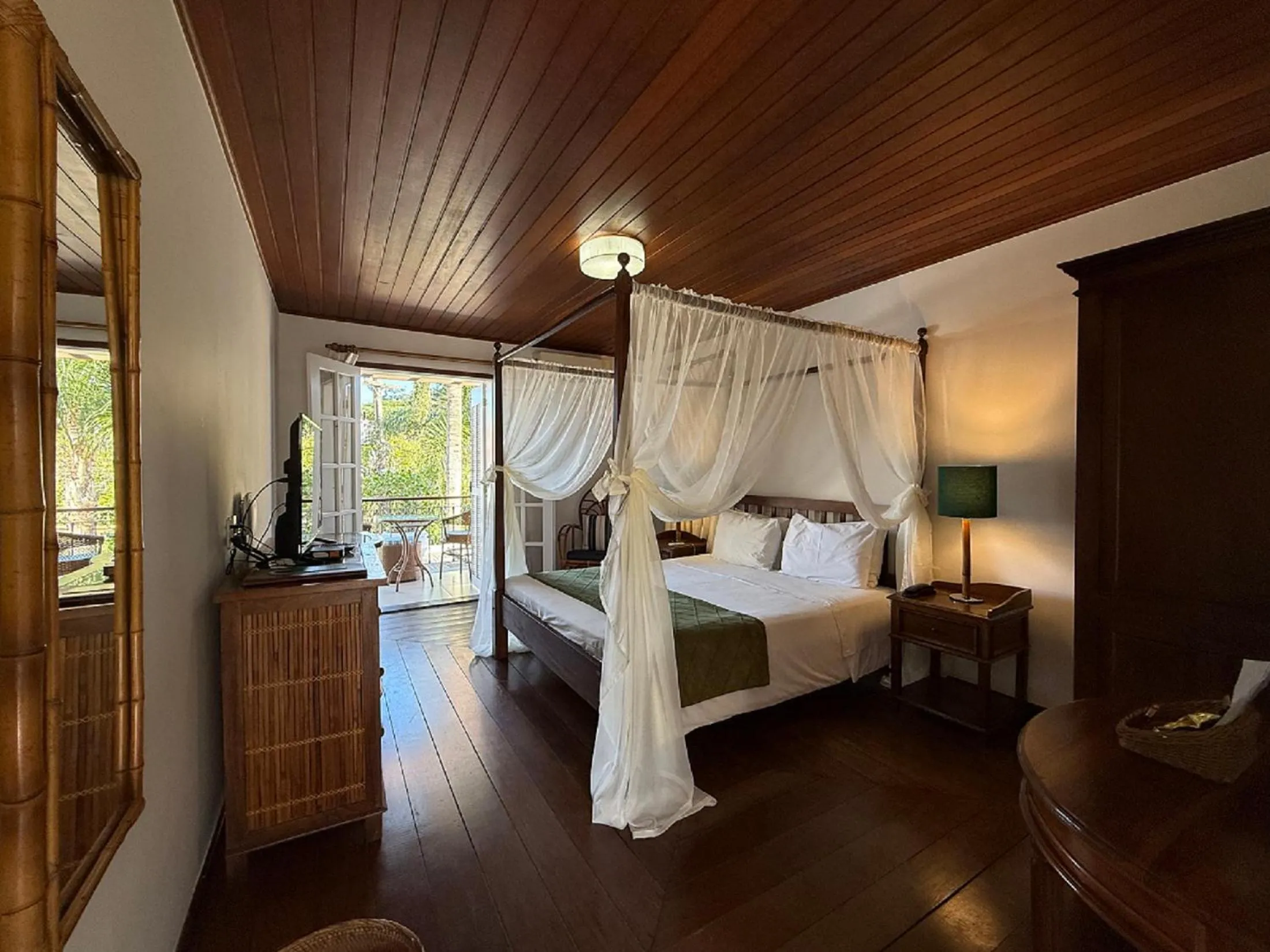 Property building, Bed in Pousada Corsario Buzios