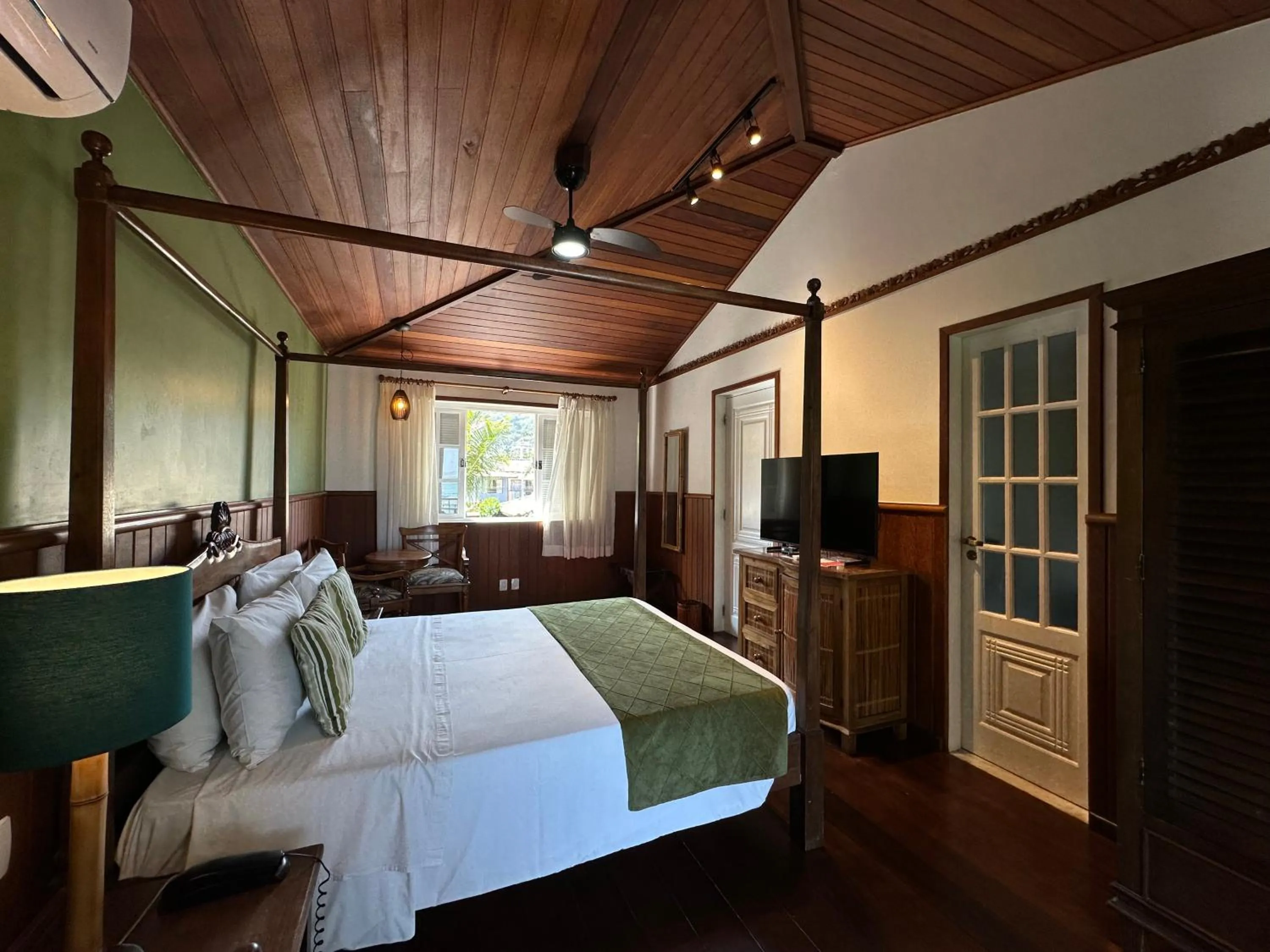 Property building, Bed in Pousada Corsario Buzios