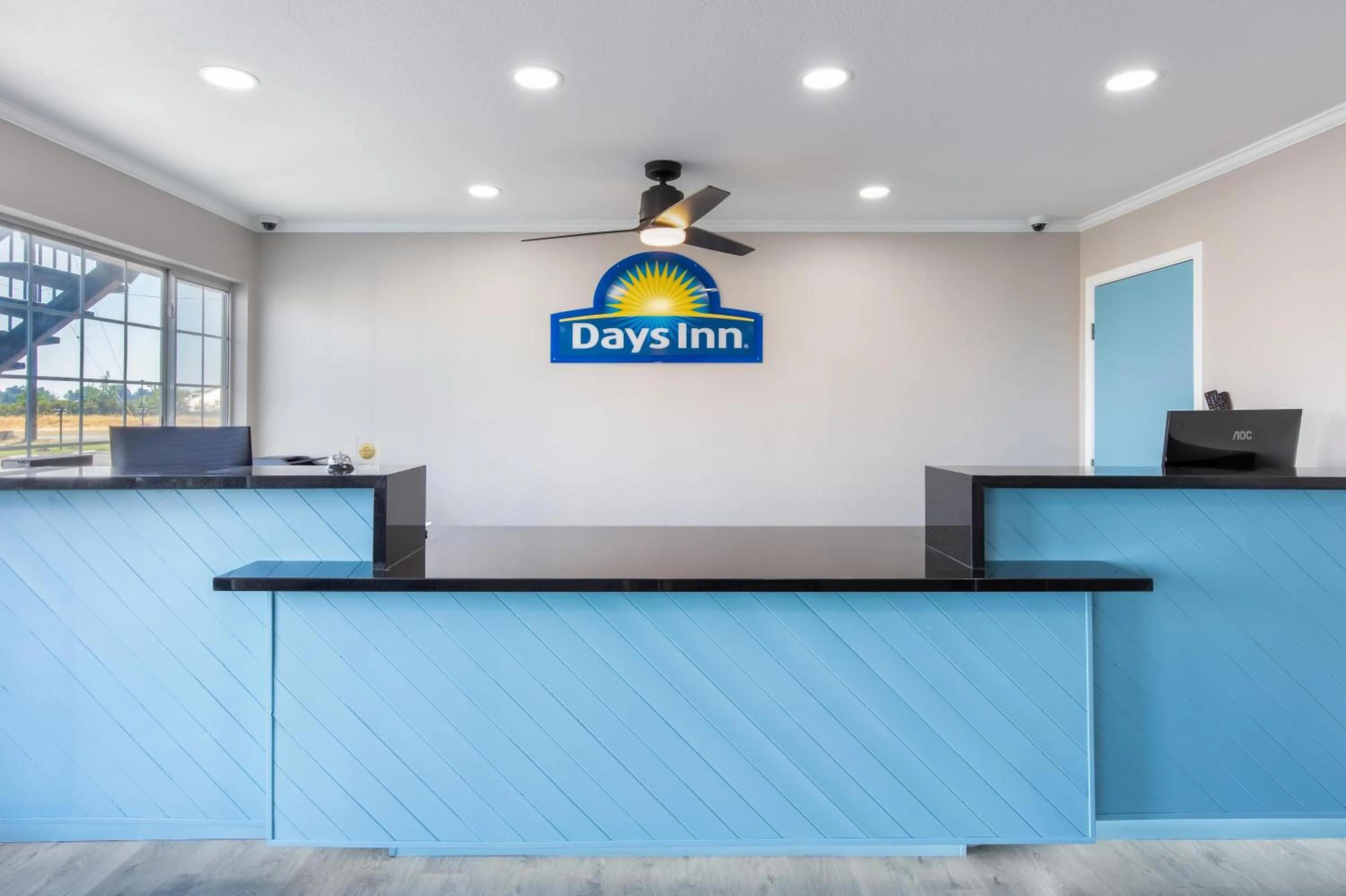 Lobby or reception in Days Inn by Wyndham Red Bluff