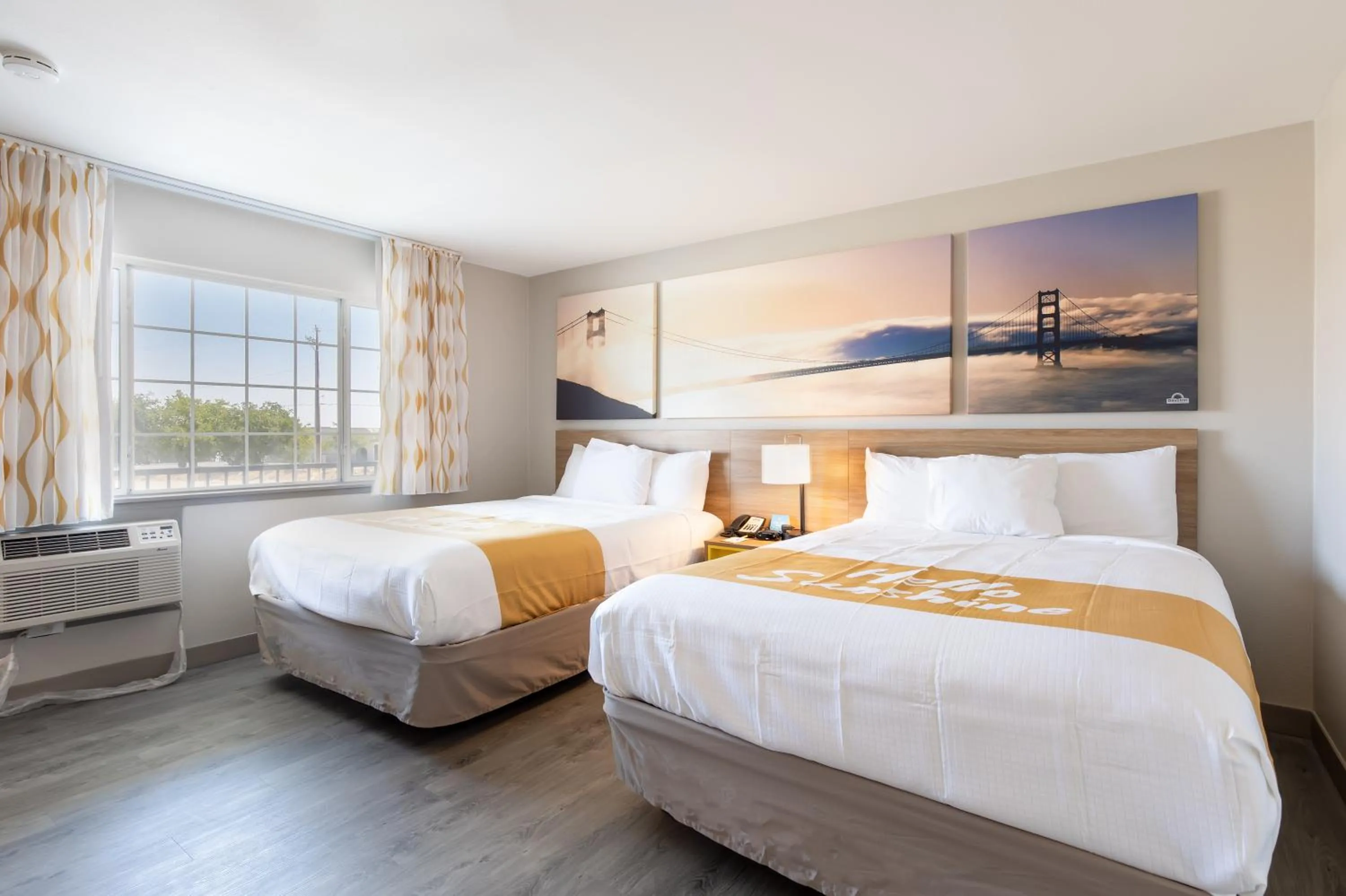 Bedroom, Bed in Days Inn by Wyndham Red Bluff