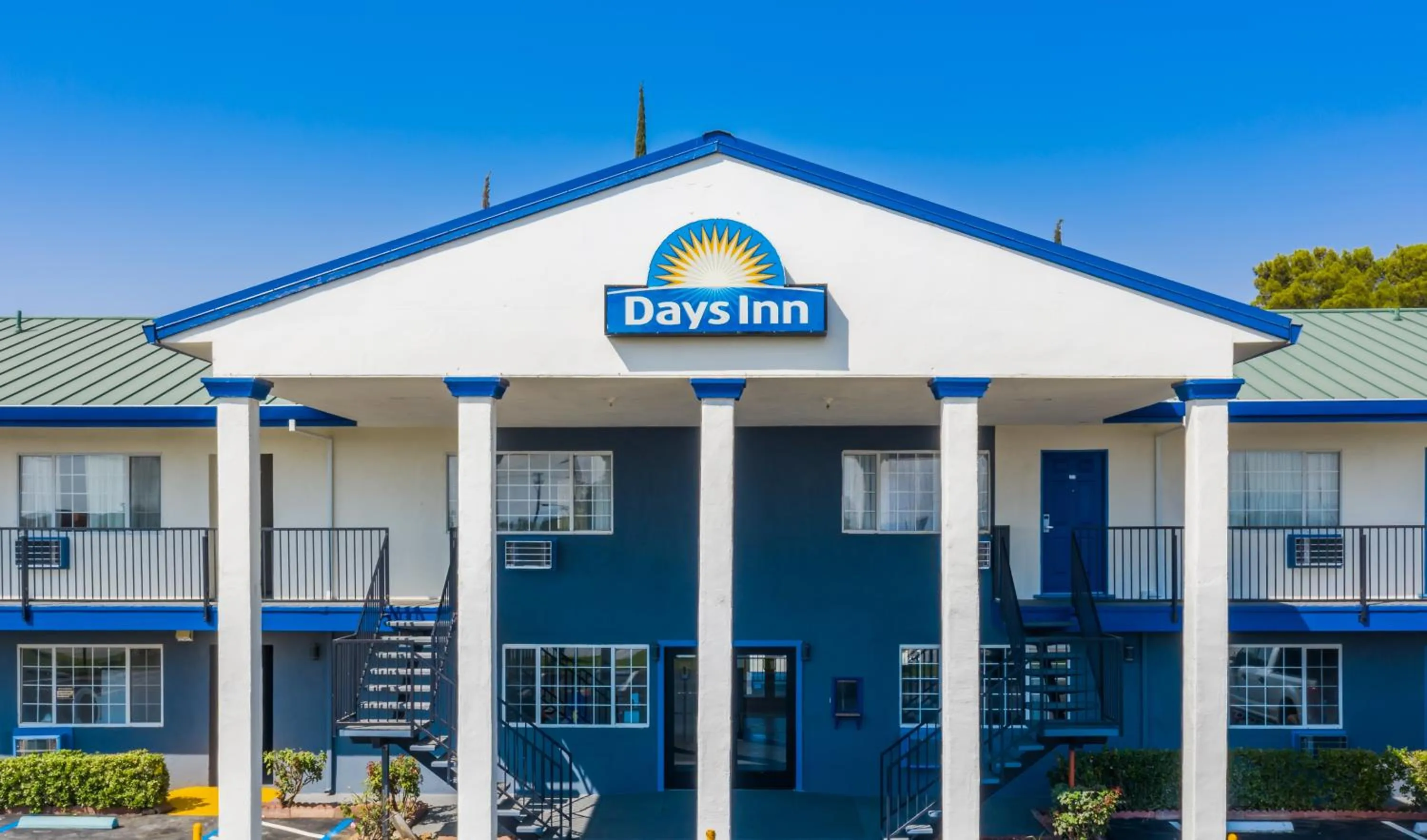 Property building in Days Inn by Wyndham Red Bluff