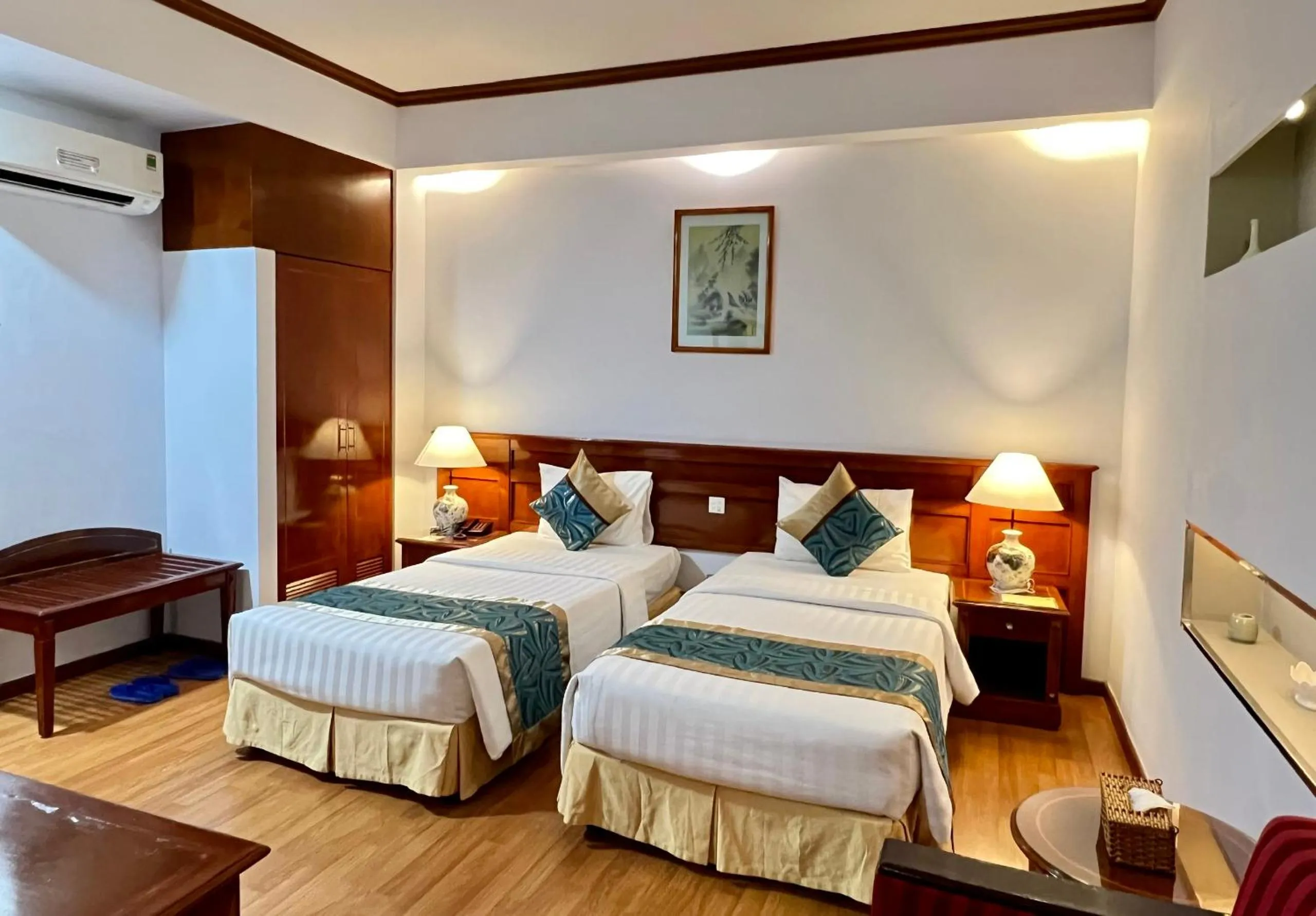 Photo of the whole room, Bed in Oscar Saigon Hotel