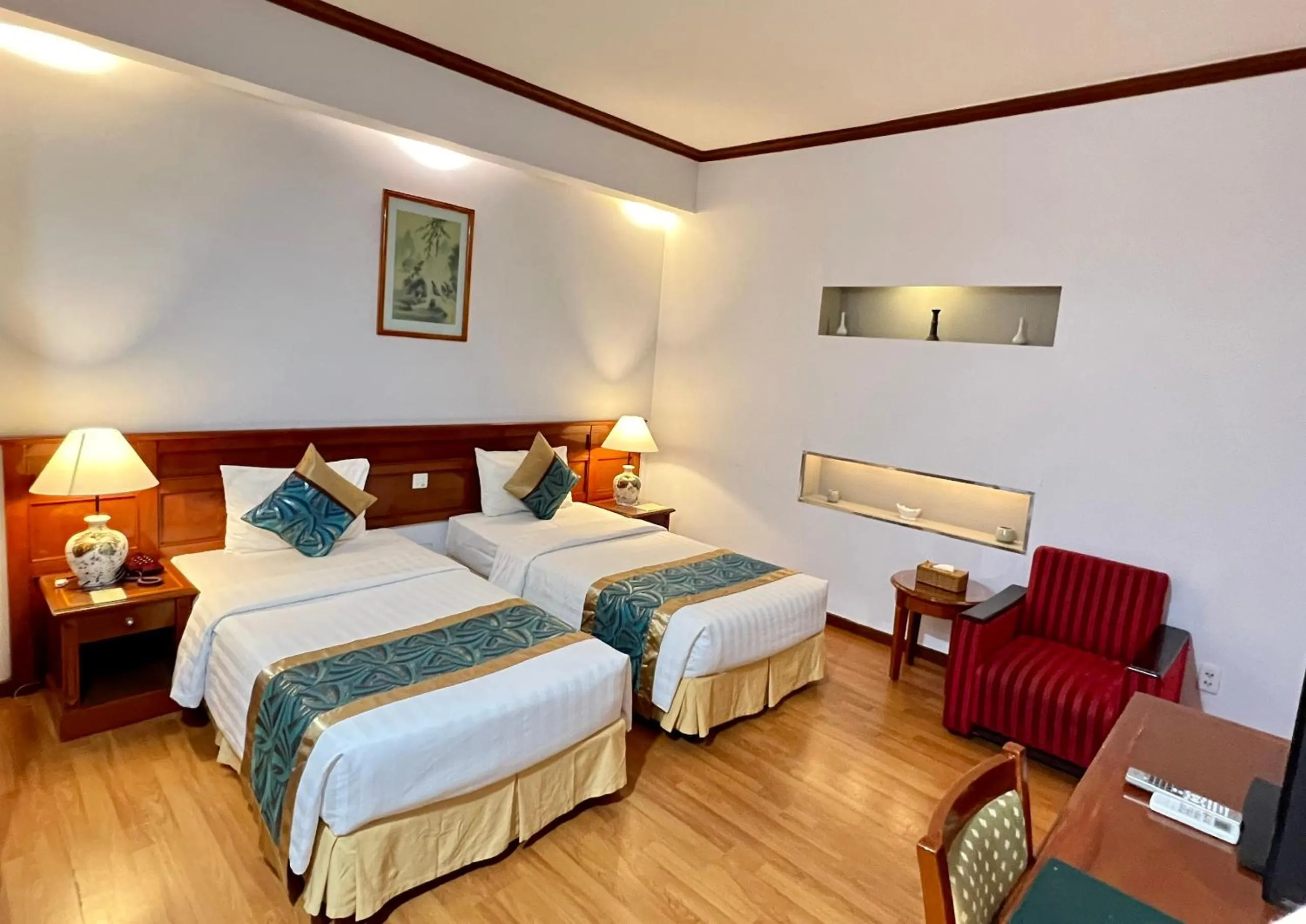 Photo of the whole room, Bed in Oscar Saigon Hotel