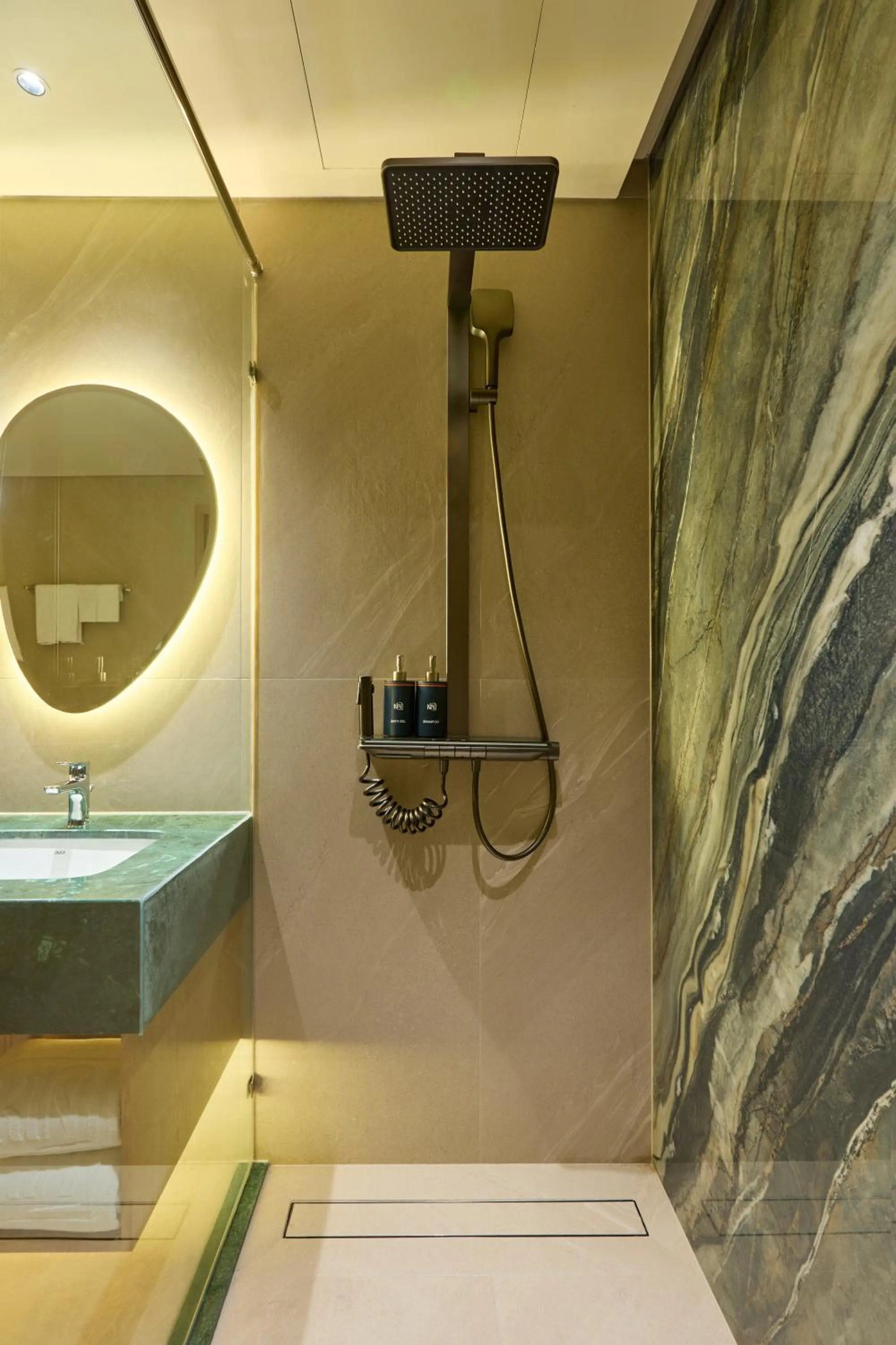 Shower in KiN Hotel Ly Tu Trong Edition