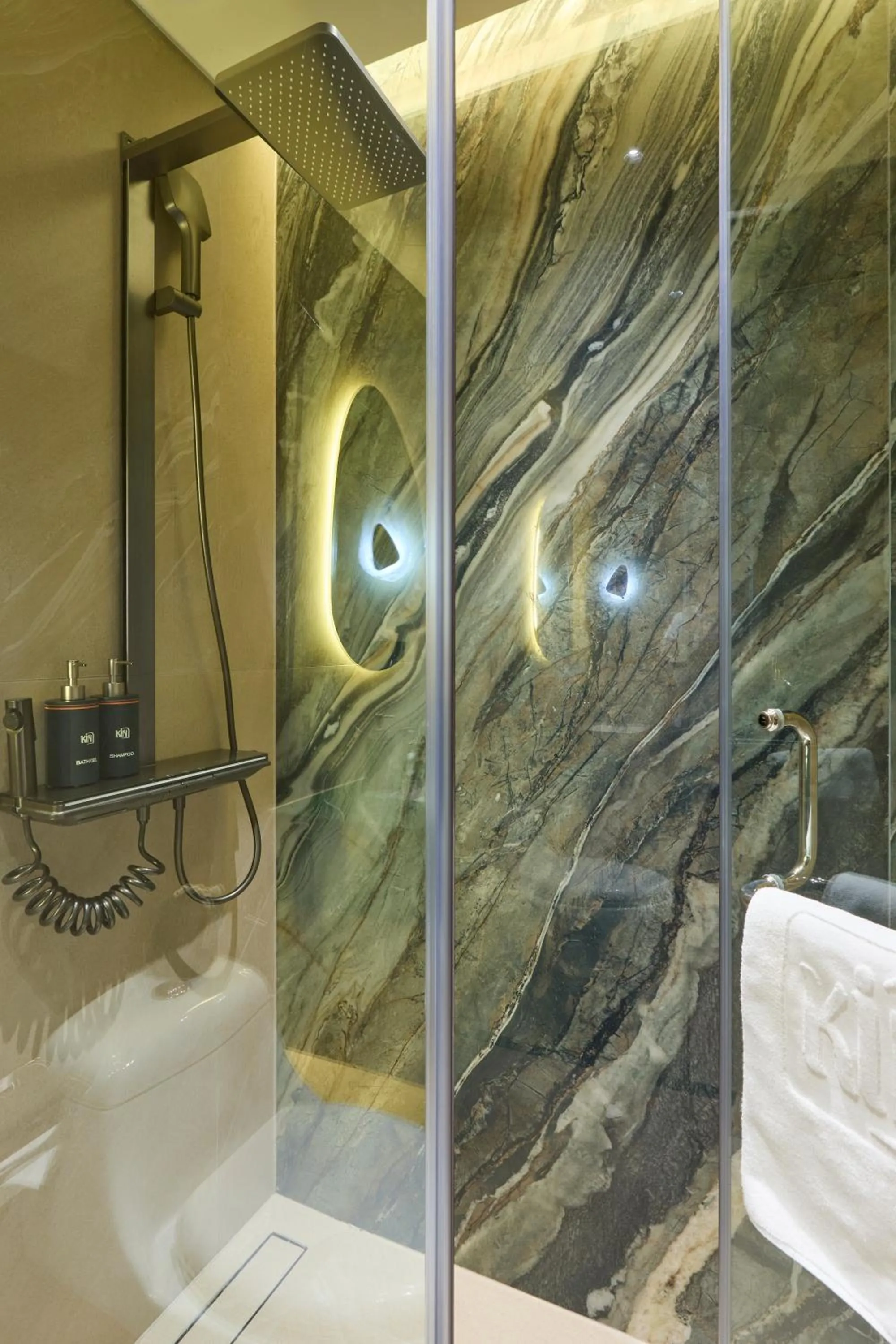 Shower in KiN Hotel Ly Tu Trong Edition