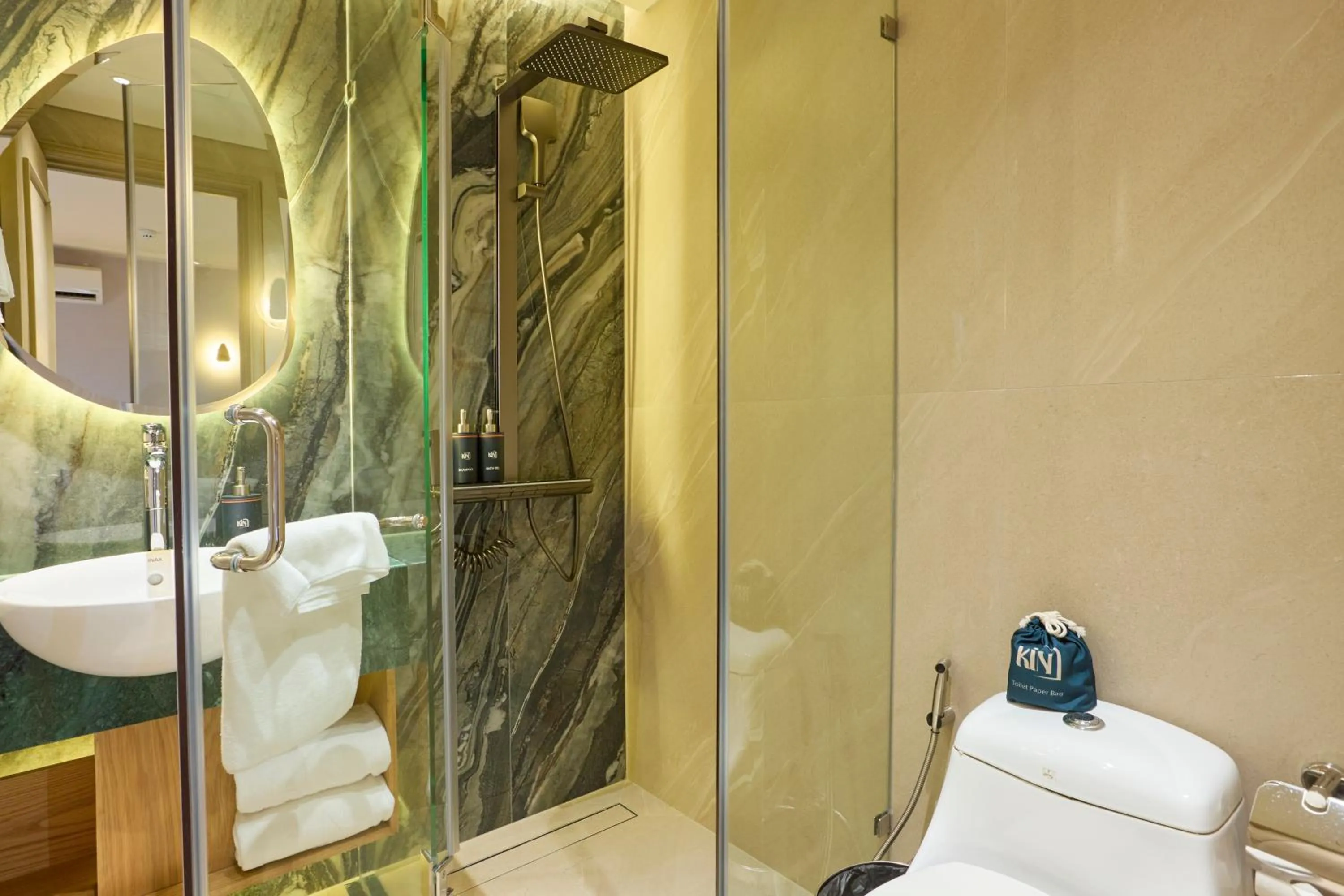 Shower in KiN Hotel Ly Tu Trong Edition
