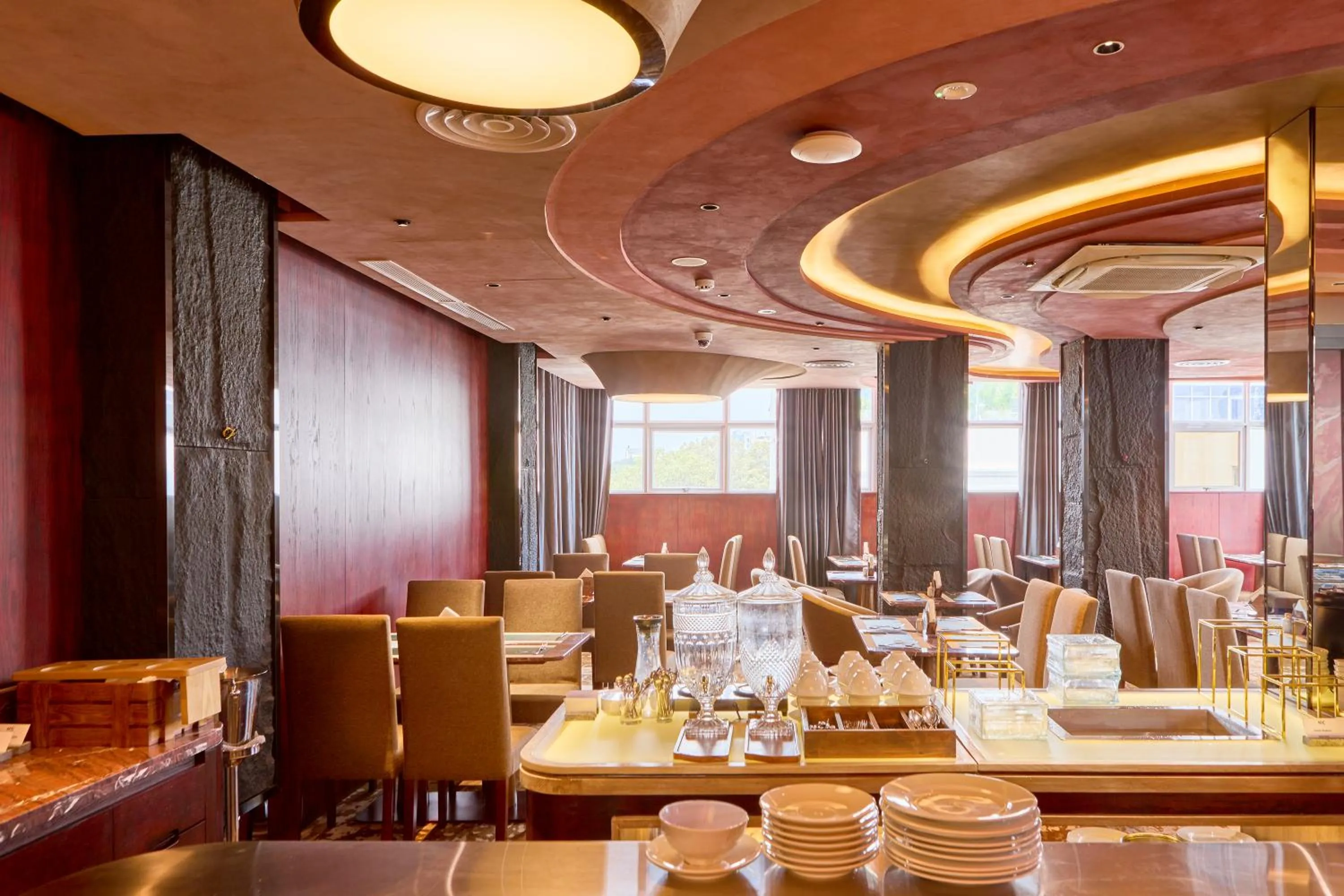 Restaurant/places to eat in KiN Hotel Ly Tu Trong Edition