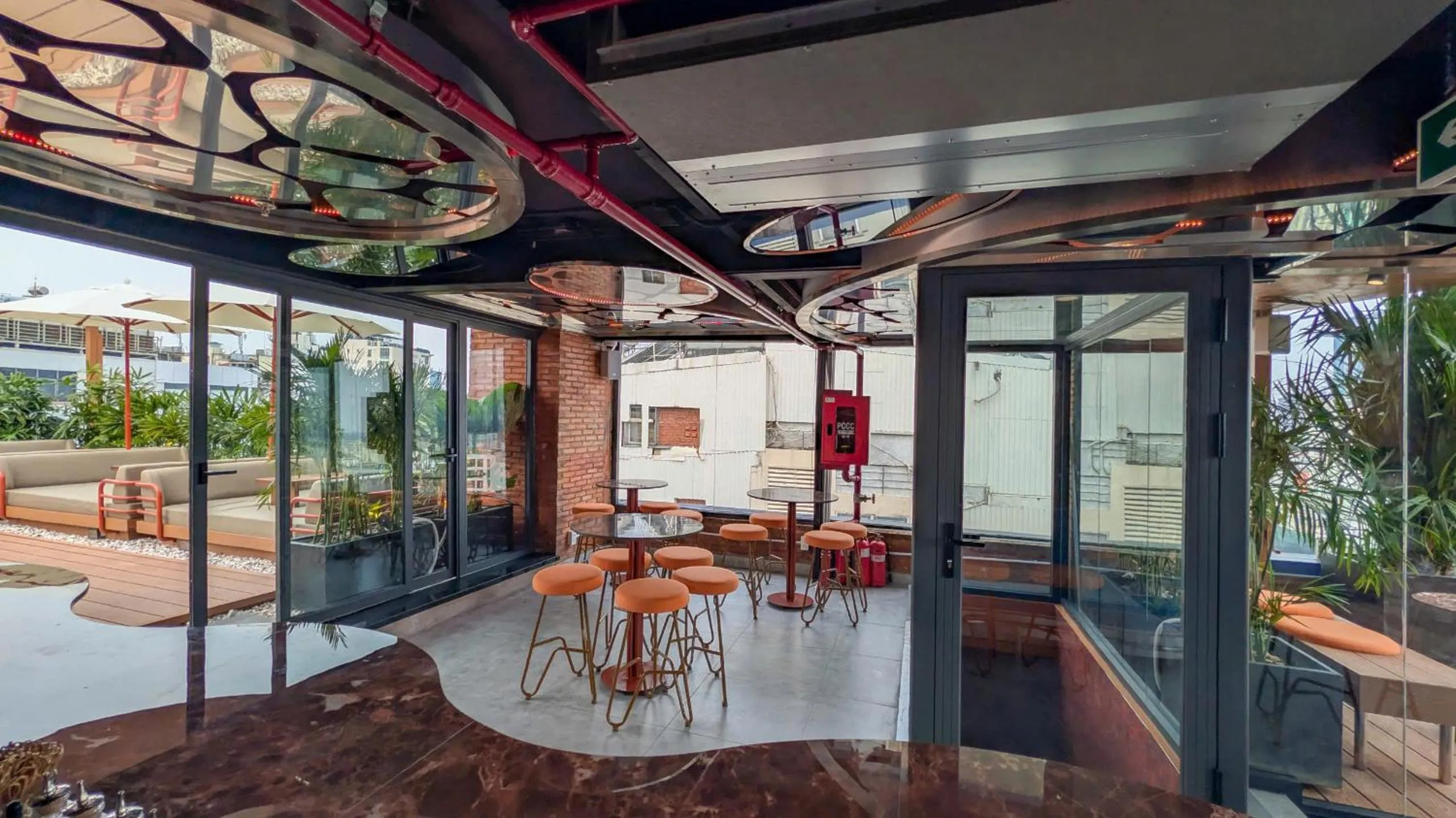 Lounge or bar in KiN Hotel Ly Tu Trong Edition