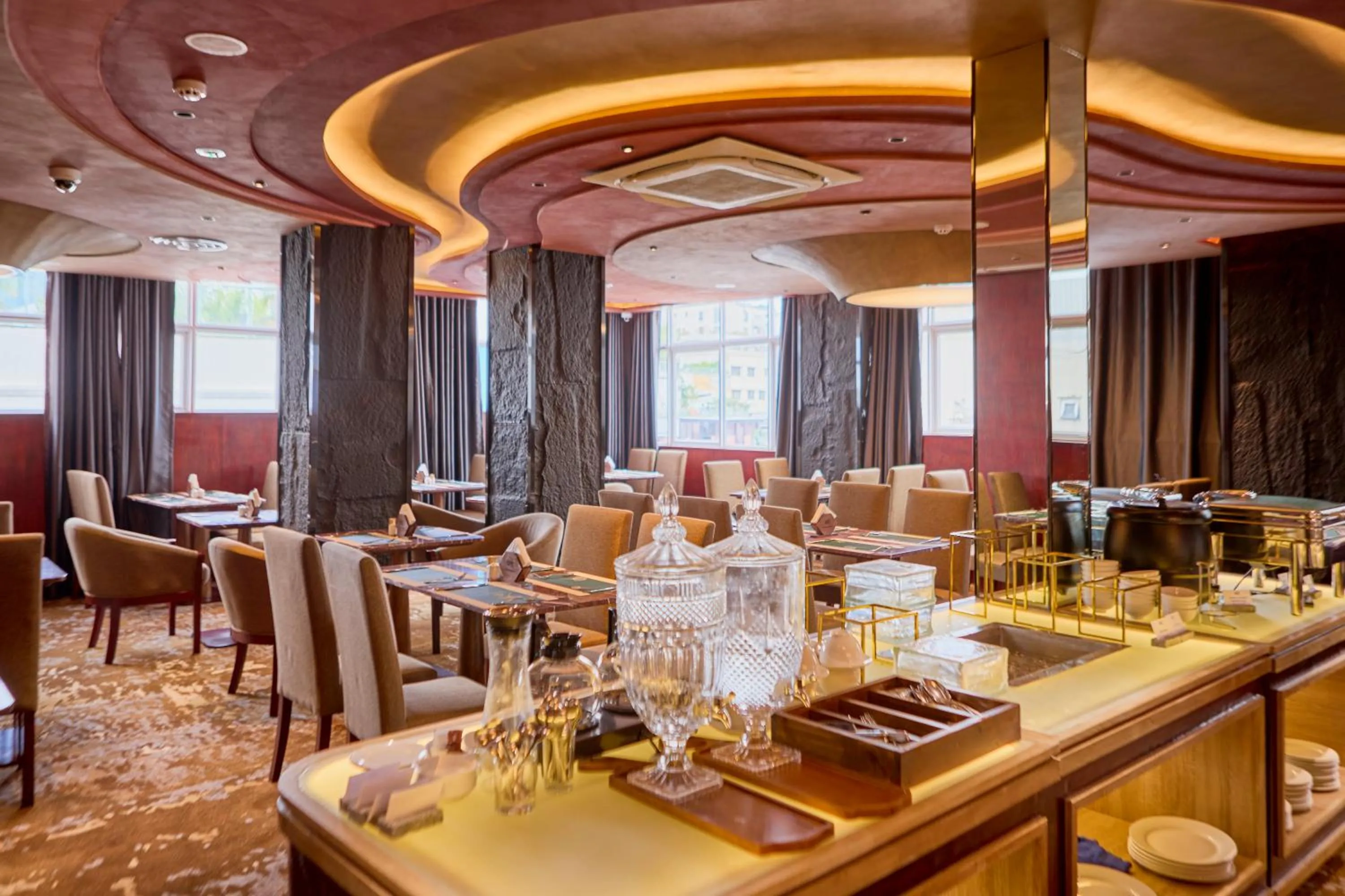 Restaurant/places to eat in KiN Hotel Ly Tu Trong Edition