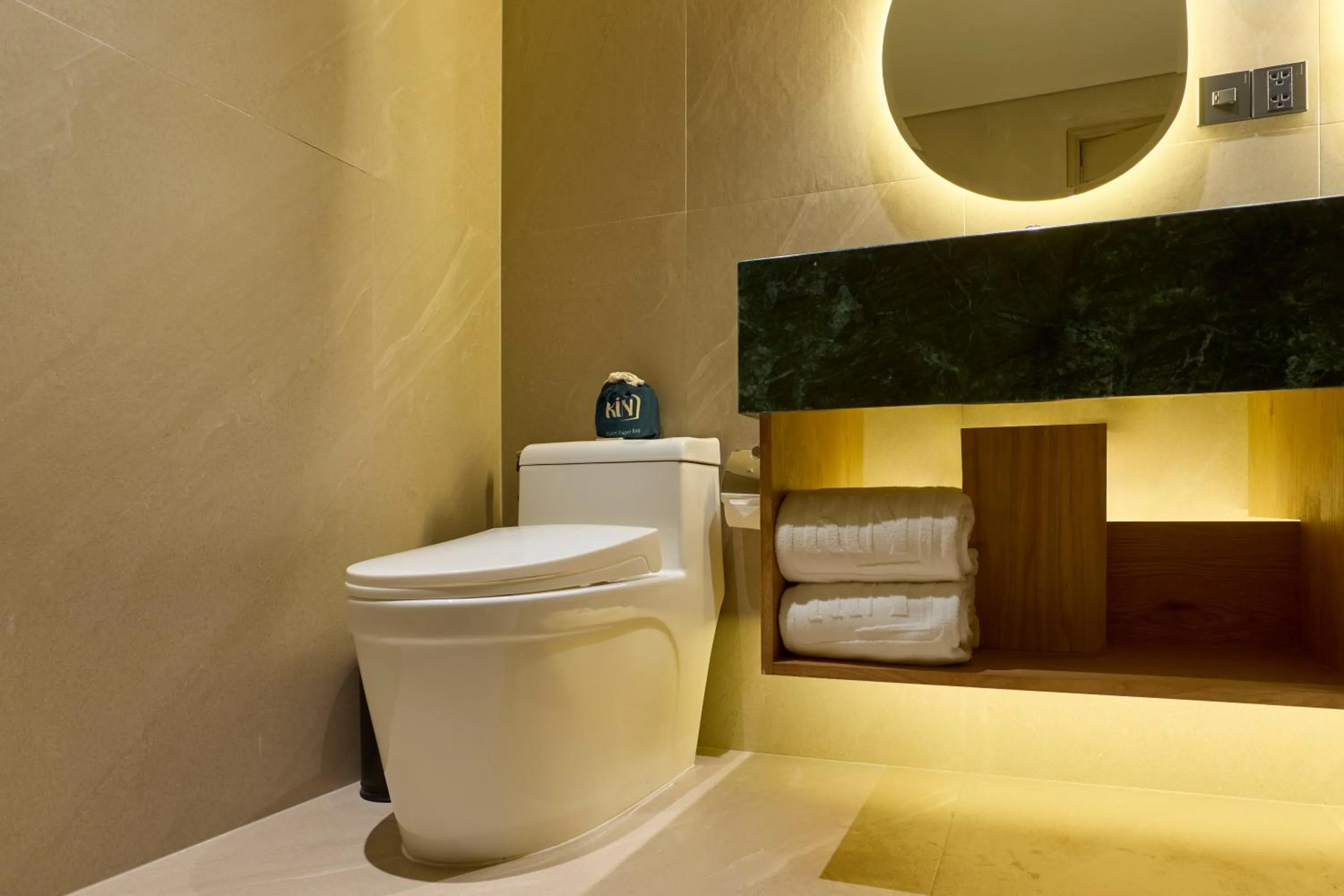 Toilet in KiN Hotel Ly Tu Trong Edition