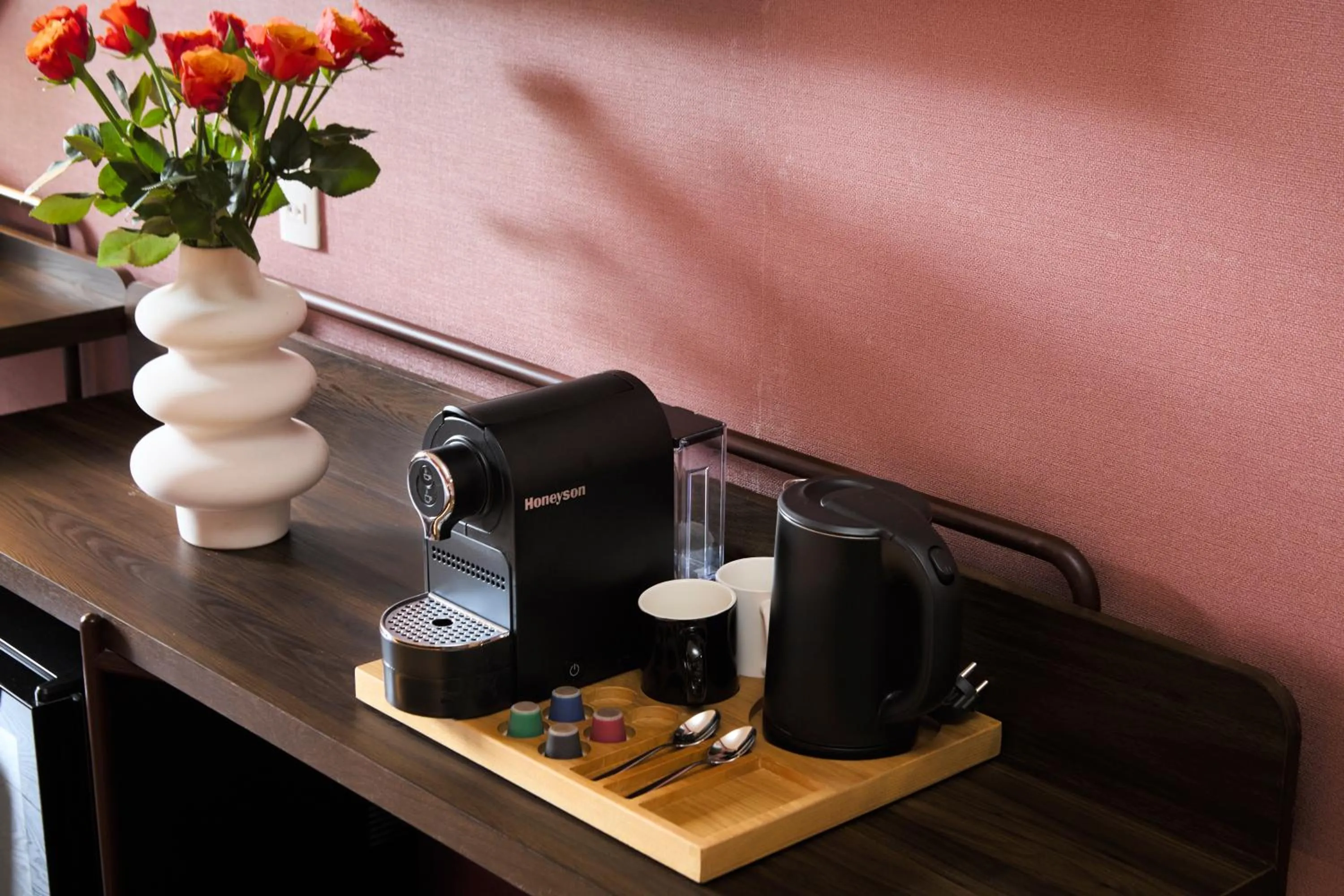 Coffee/tea facilities in KiN Hotel Ly Tu Trong Edition