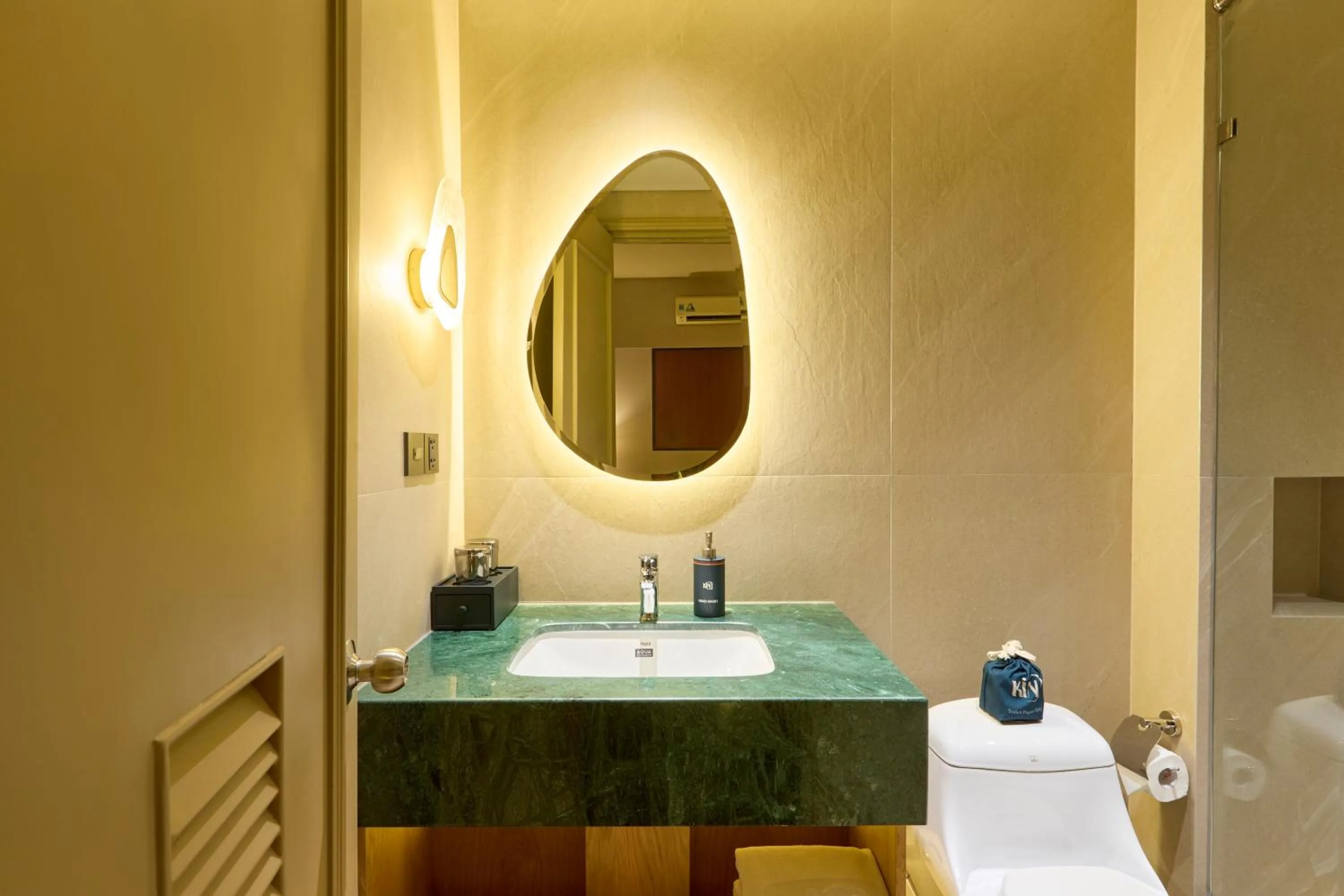 Toilet in KiN Hotel Ly Tu Trong Edition