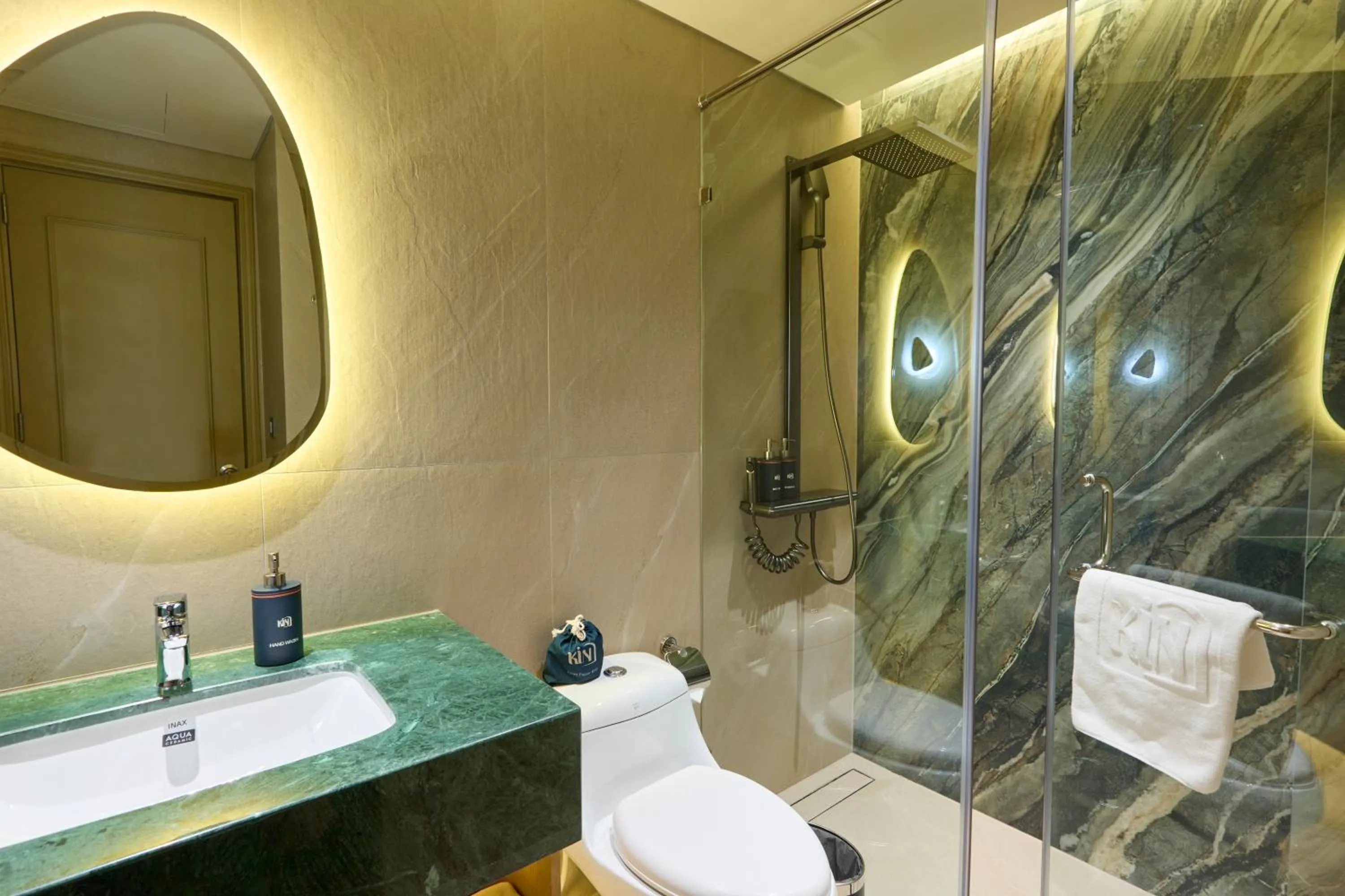 Shower in KiN Hotel Ly Tu Trong Edition